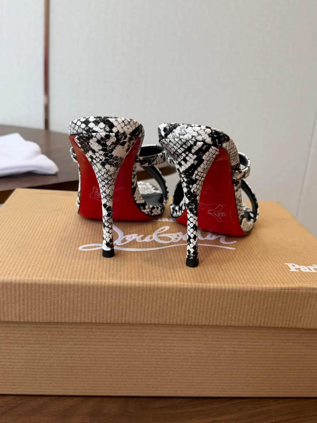Босоножки Женские Christian Louboutin 18183080