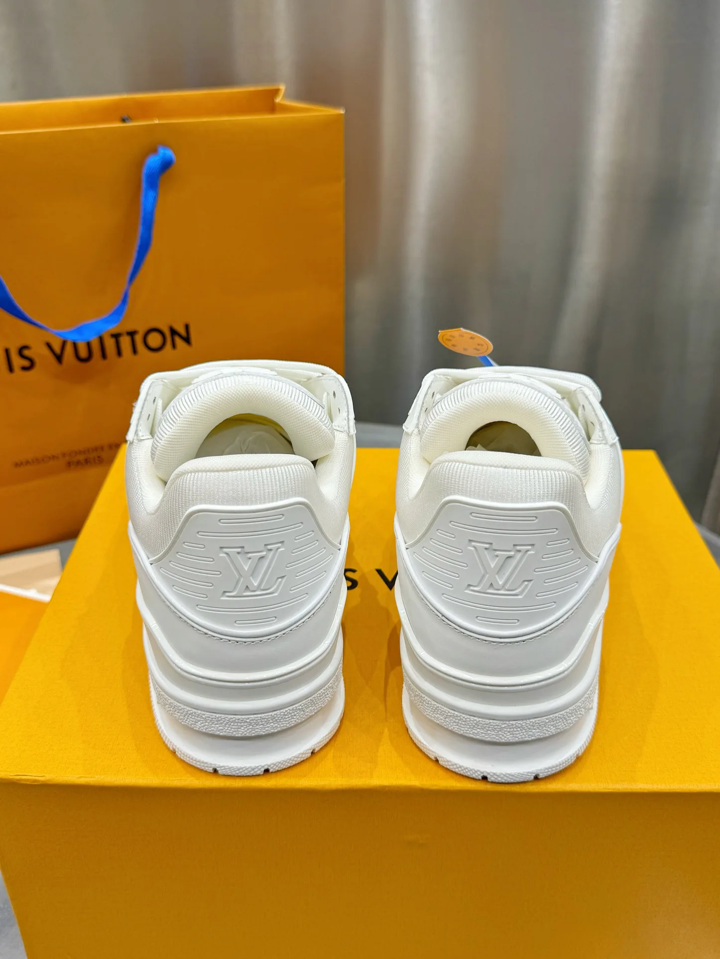 Кроссовки Женские Louis Vuitton 19073358