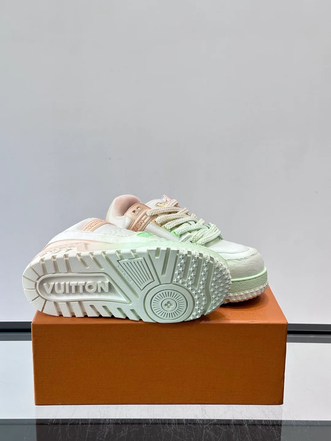 Кроссовки Женские Louis Vuitton 13580304