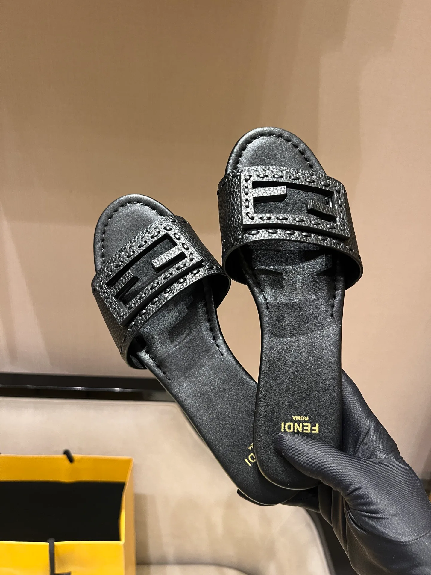 Шлепанцы Женские Fendi 17594293