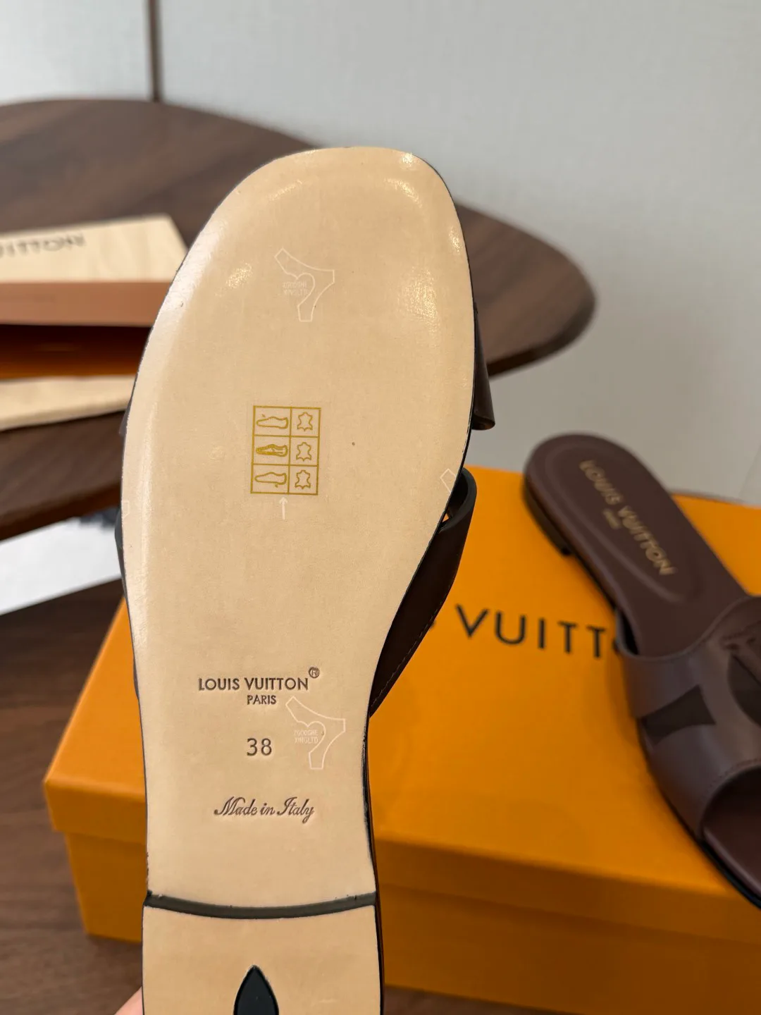 Шлепанцы Женские Louis Vuitton 18687482