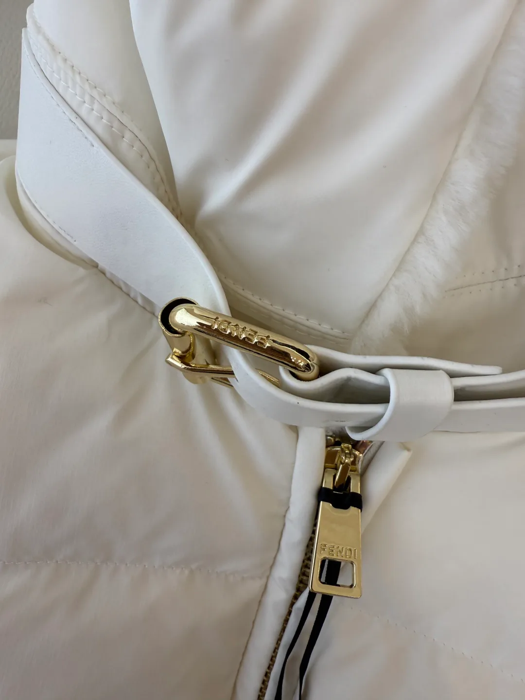 Куртки И Пуховики Женские Fendi 19572373