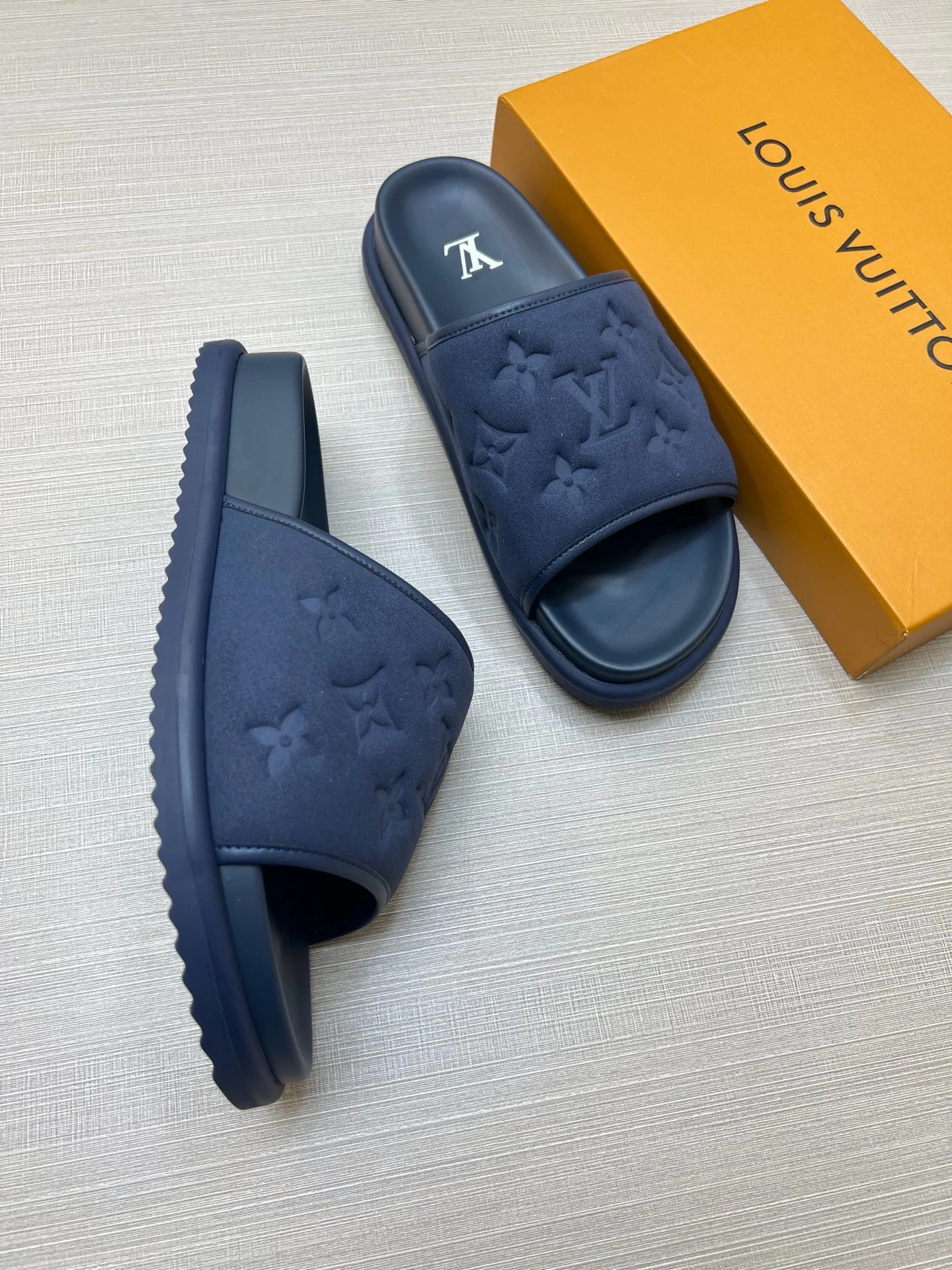 Шлепанцы Женские Louis Vuitton 18011812