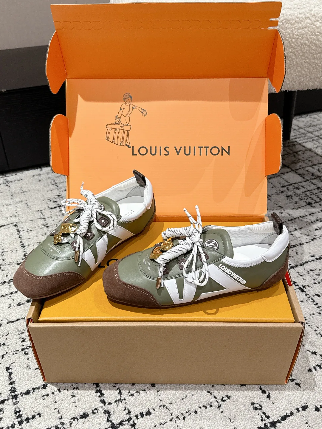 Кроссовки Женские Louis Vuitton 18409717