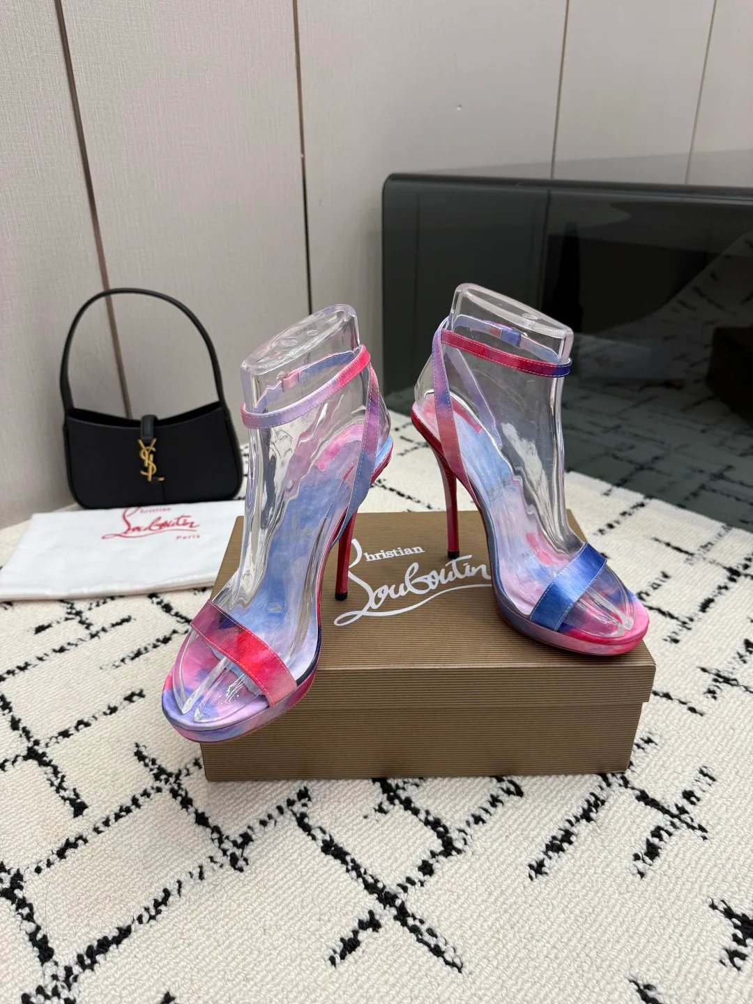 Босоножки Женские Christian Louboutin 17234909