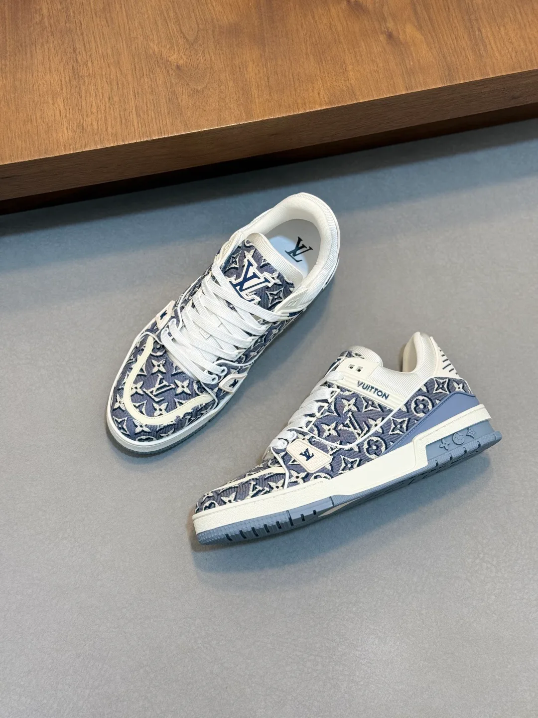 Кроссовки Женские Louis Vuitton 17447608