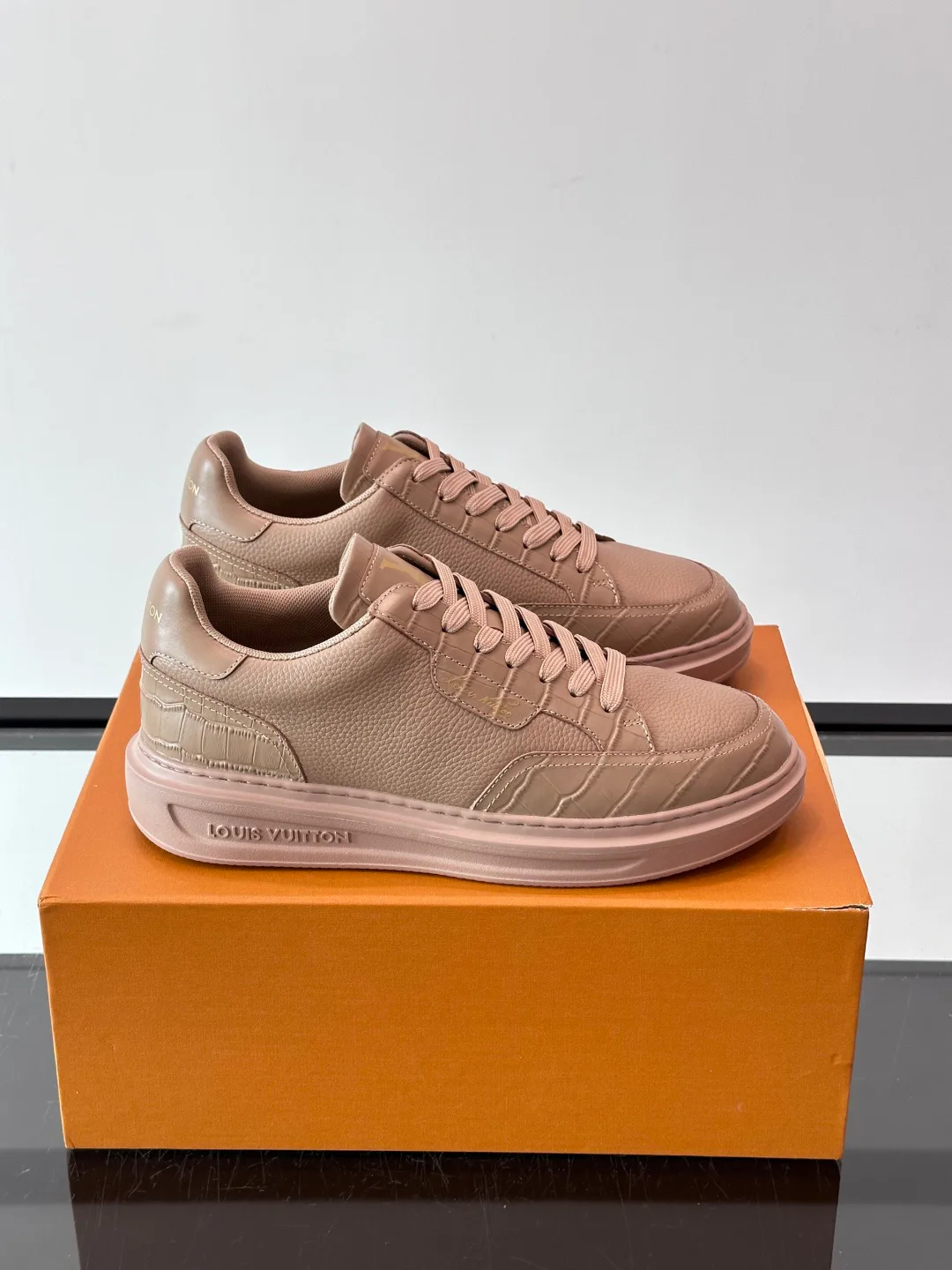 Кроссовки Женские Louis Vuitton 18400578