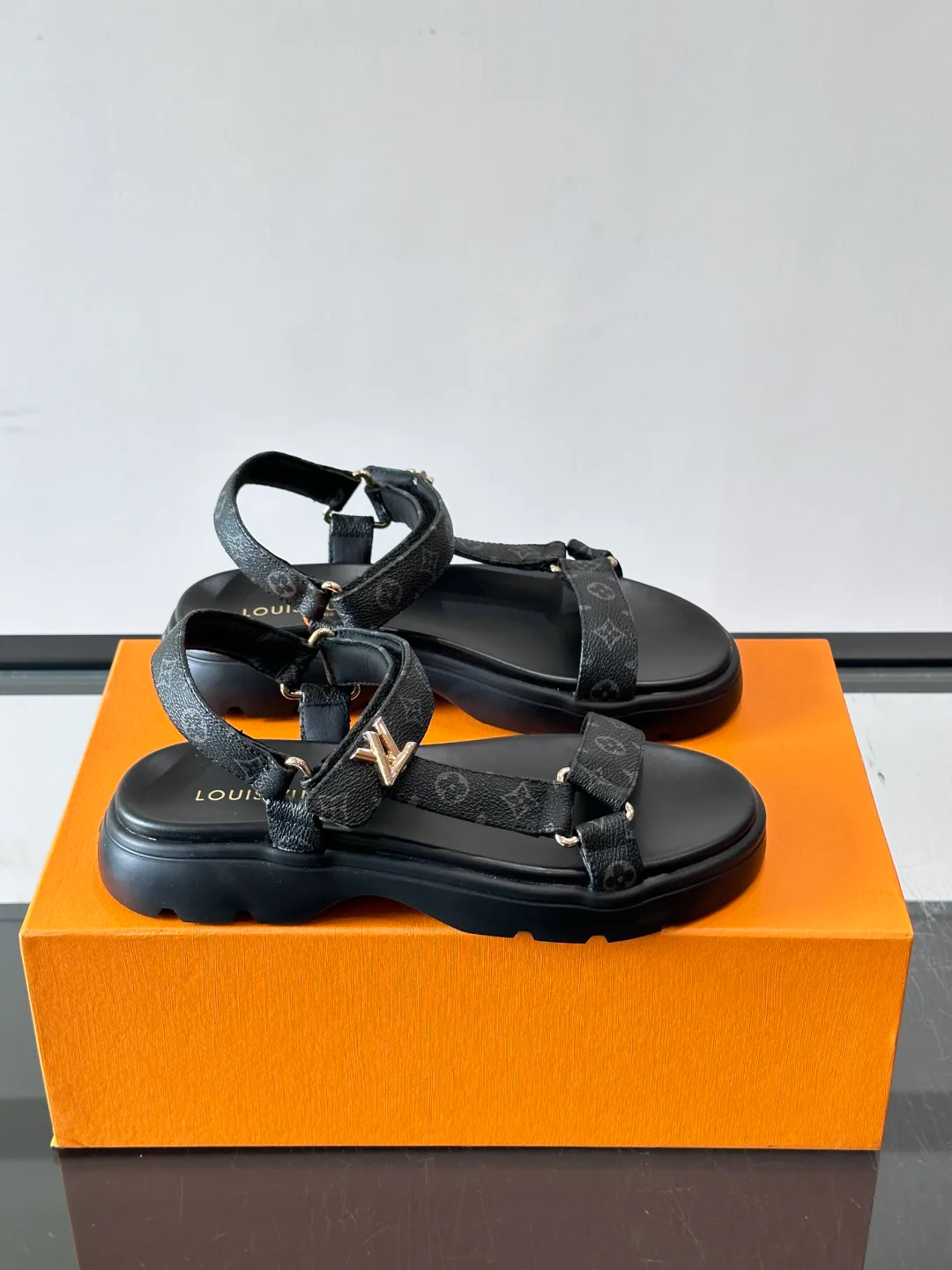 Босоножки Женские Louis Vuitton 17608046