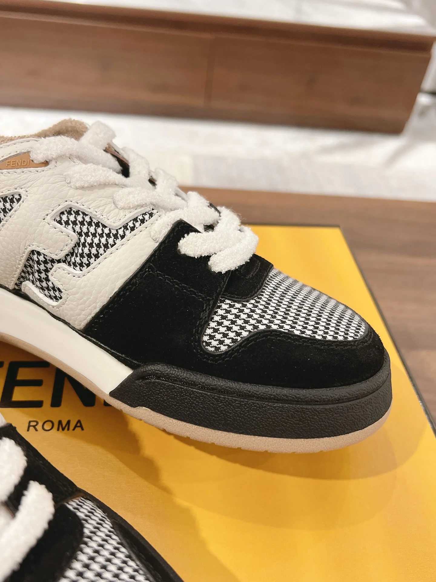 Кроссовки Женские Fendi 18219592
