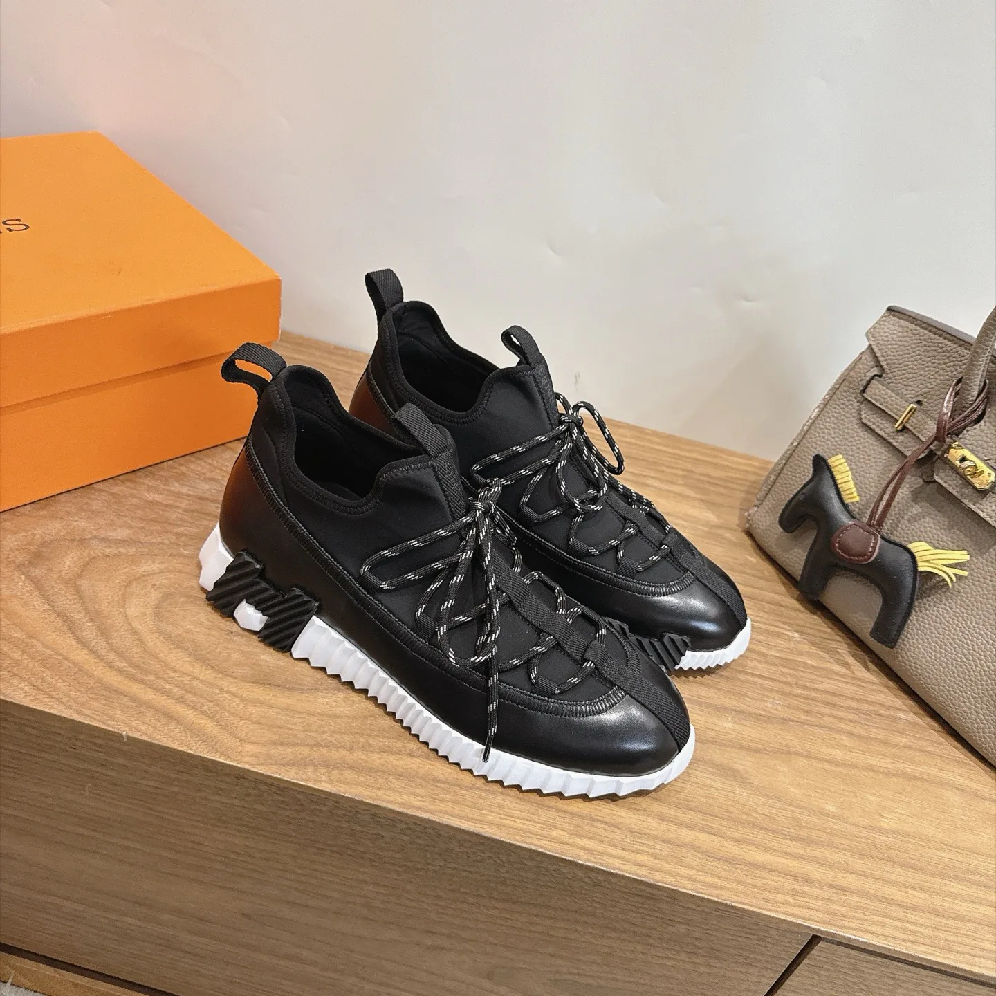 Кроссовки Женские Hermes 17946708