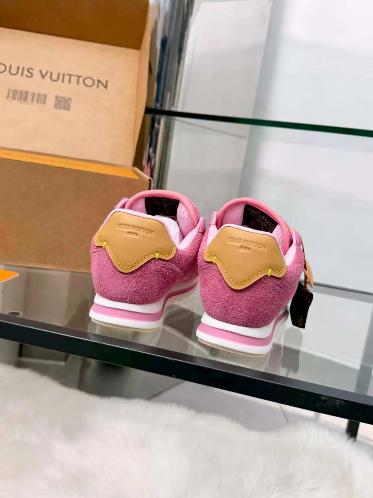 Кроссовки Женские Louis Vuitton 18417397