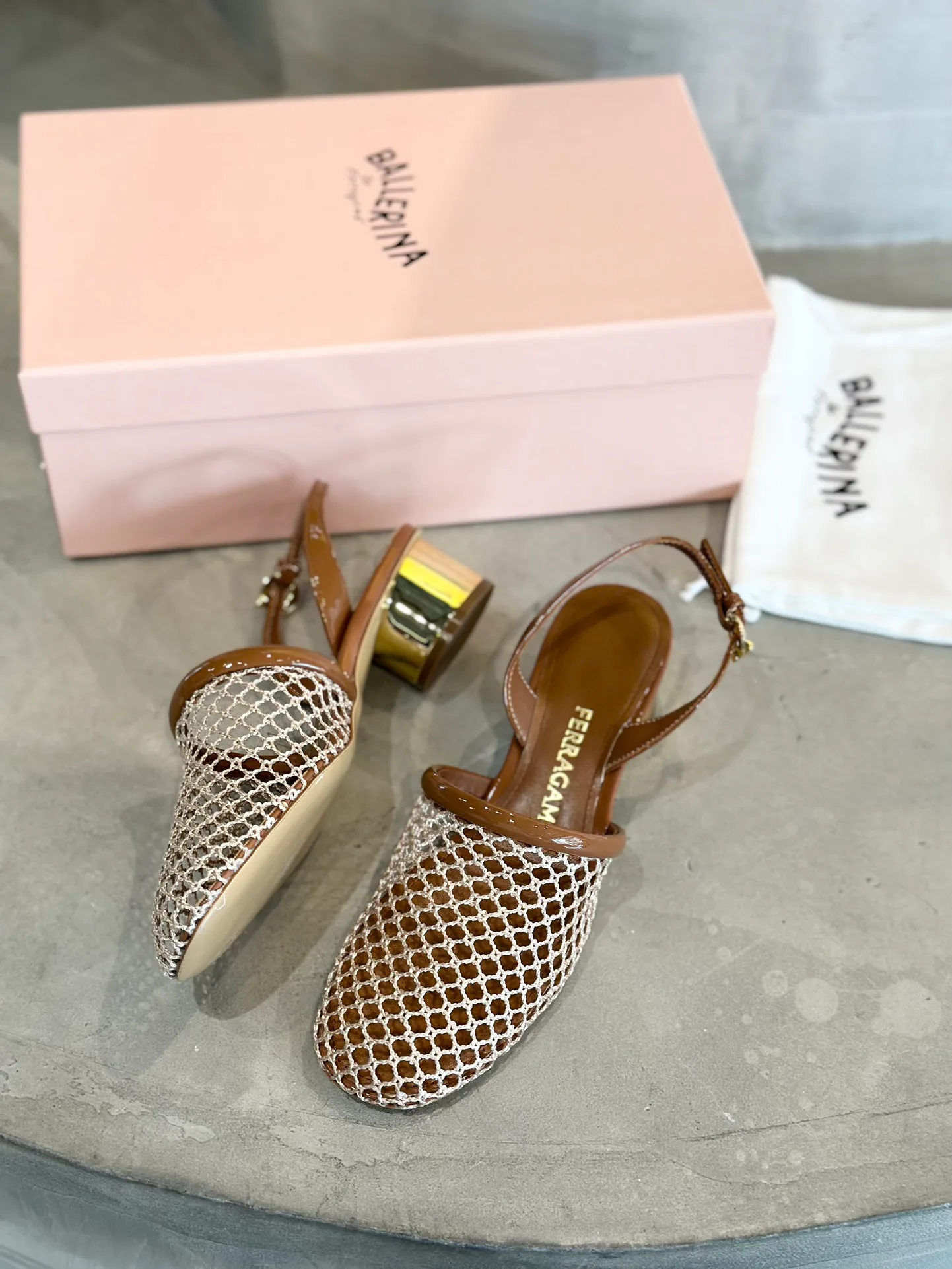 Босоножки Женские Salvatore Ferragamo 17642594