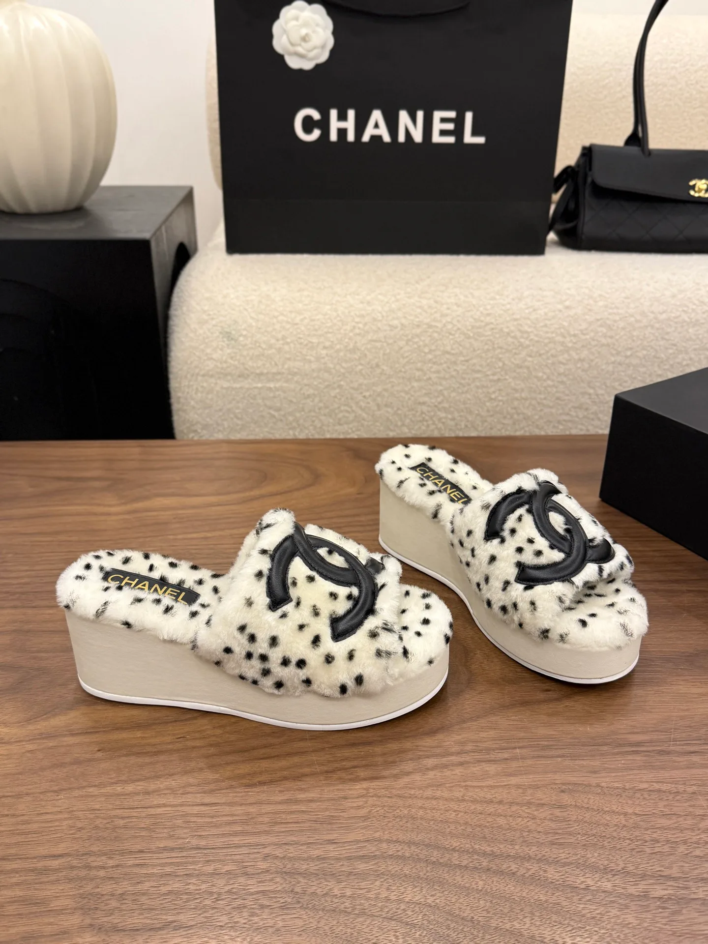 Тапочки Женские Chanel 18223664