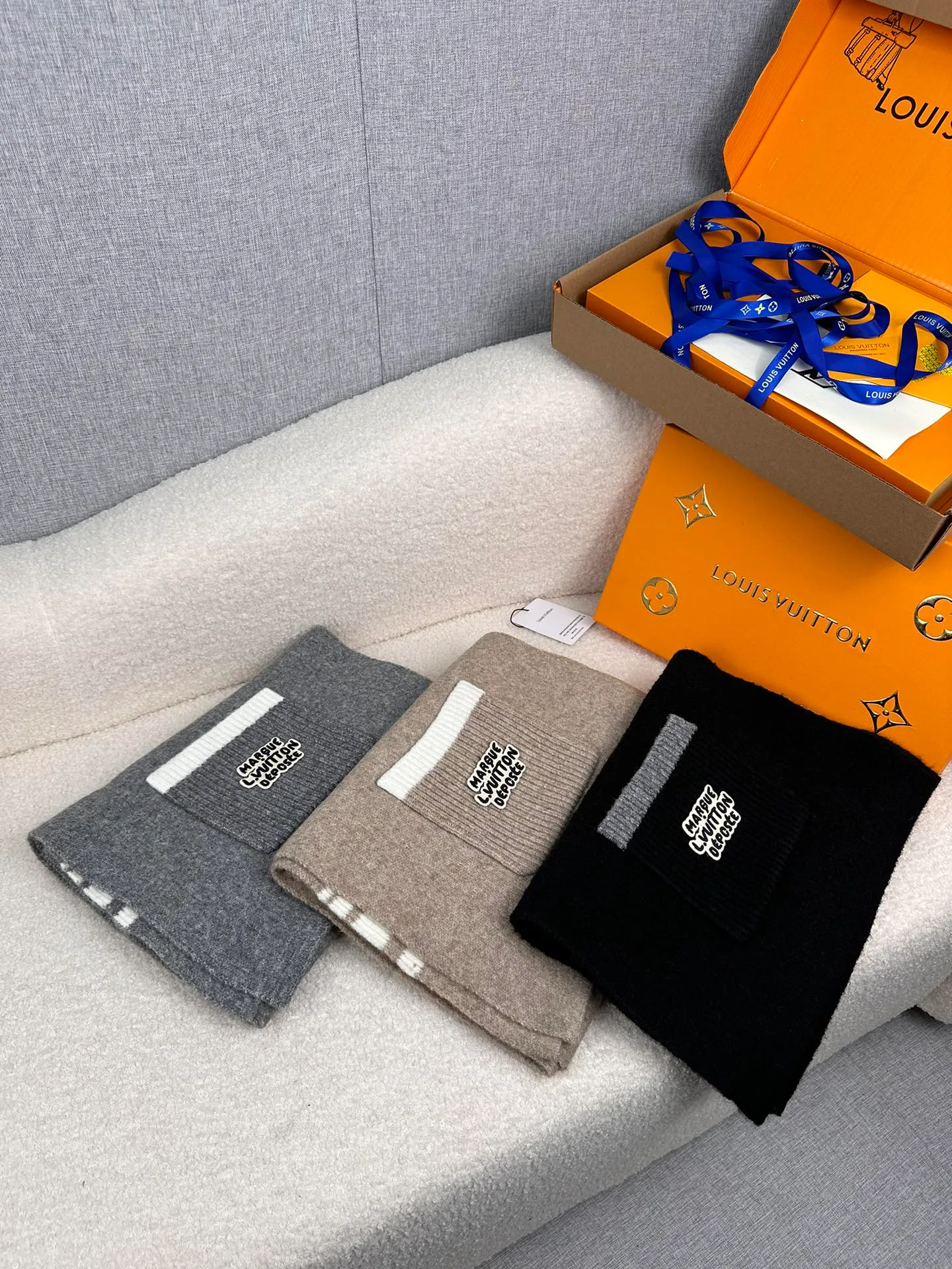 Шарфы Louis Vuitton 18627334