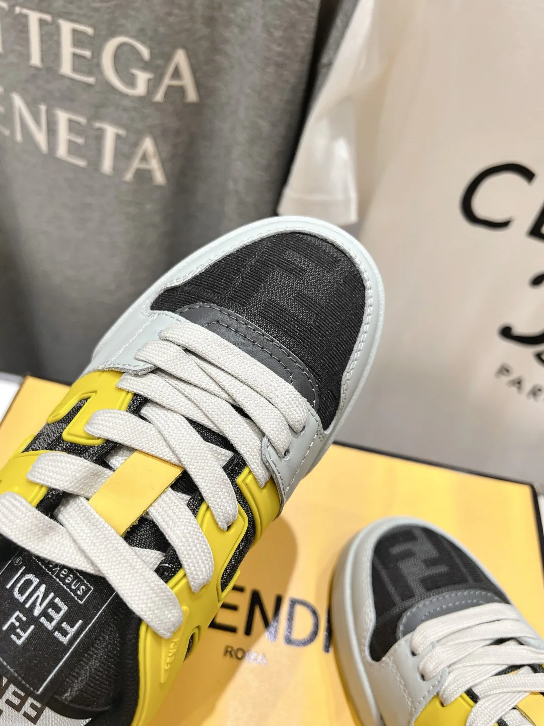 Кроссовки Женские Fendi 17908439