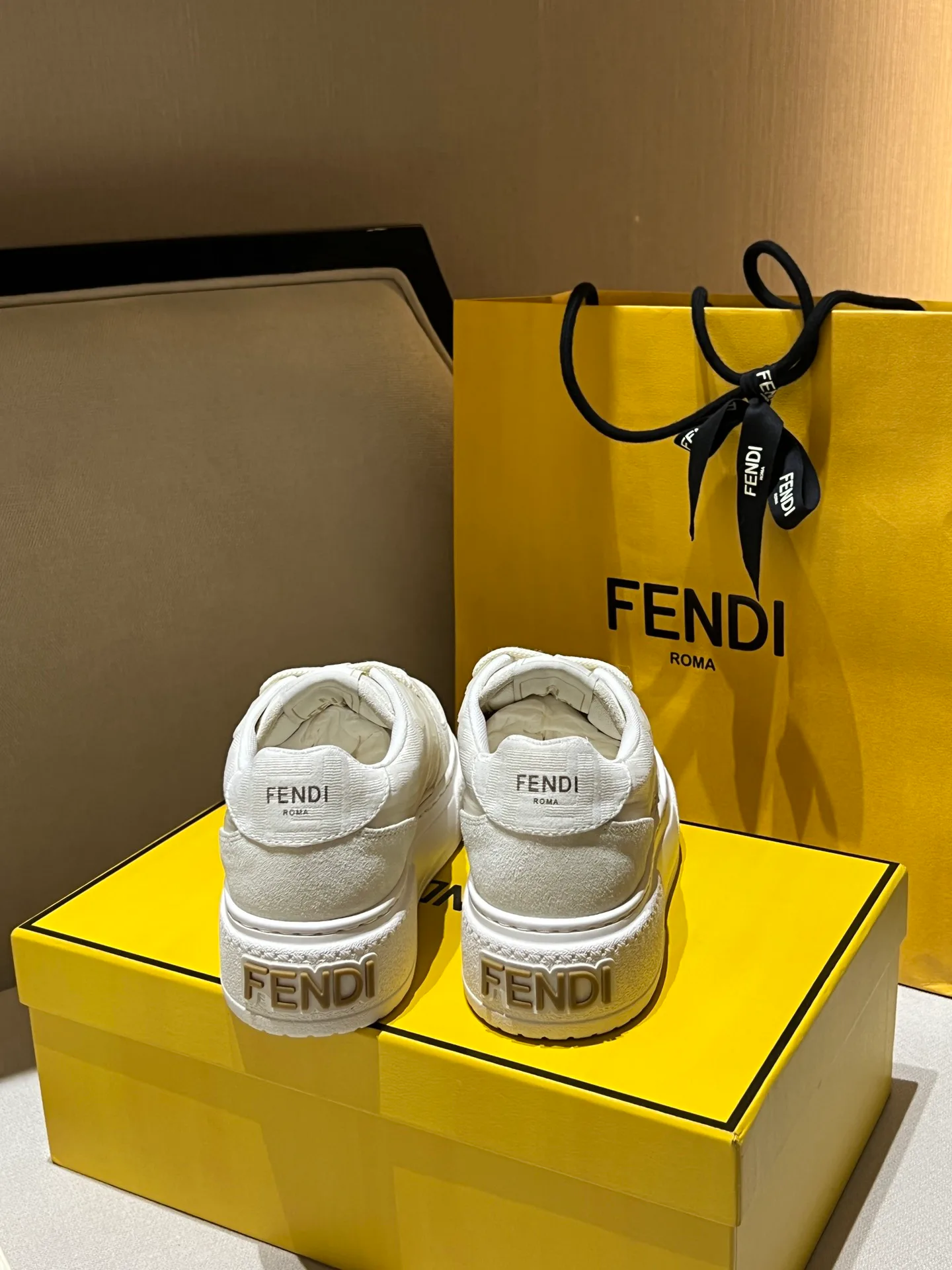 Кроссовки Женские Fendi 11275793
