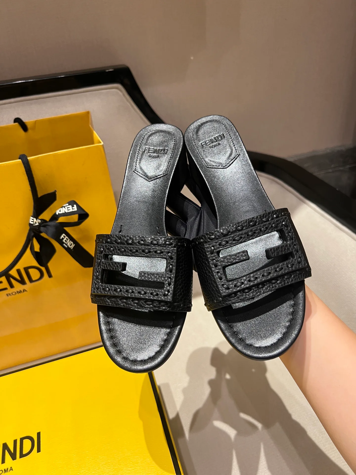 Шлепанцы Женские Fendi 17594299