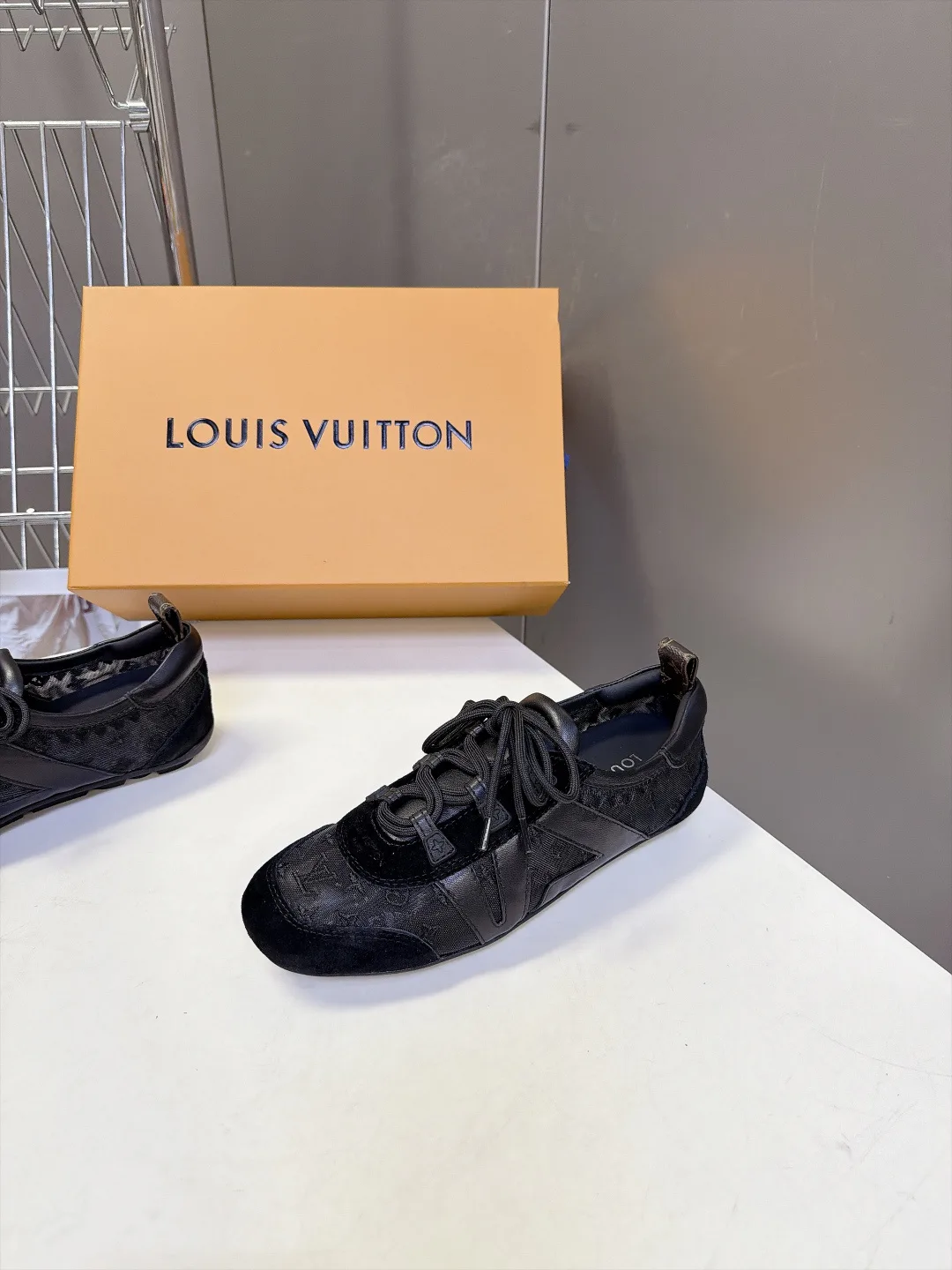Кроссовки Женские Louis Vuitton 18005461