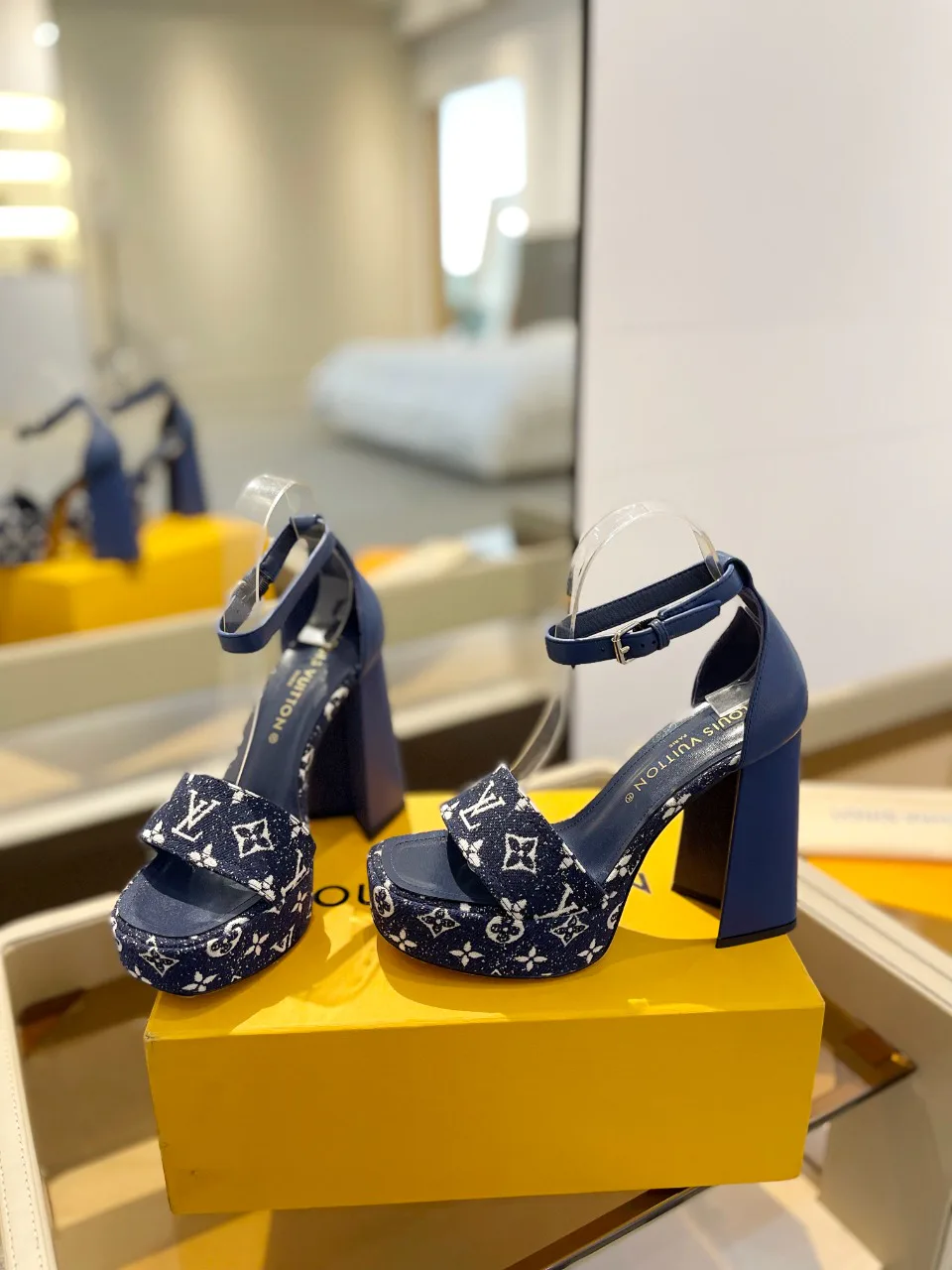 Босоножки Женские Louis Vuitton 17946842