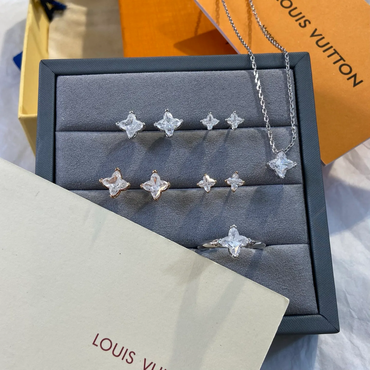 Бижутерия Louis Vuitton 18454042