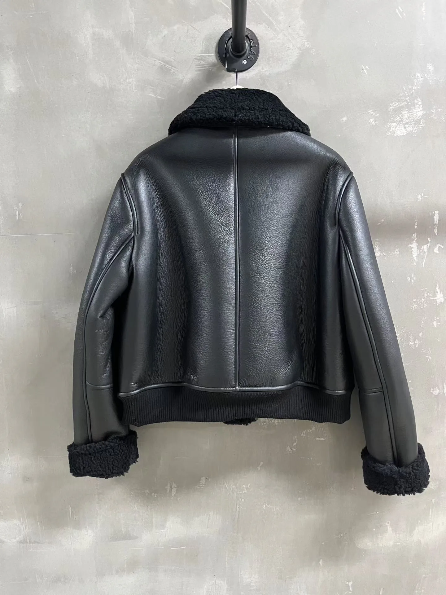 Кожаные Куртки И Дублёнки Женские Chanel 202467