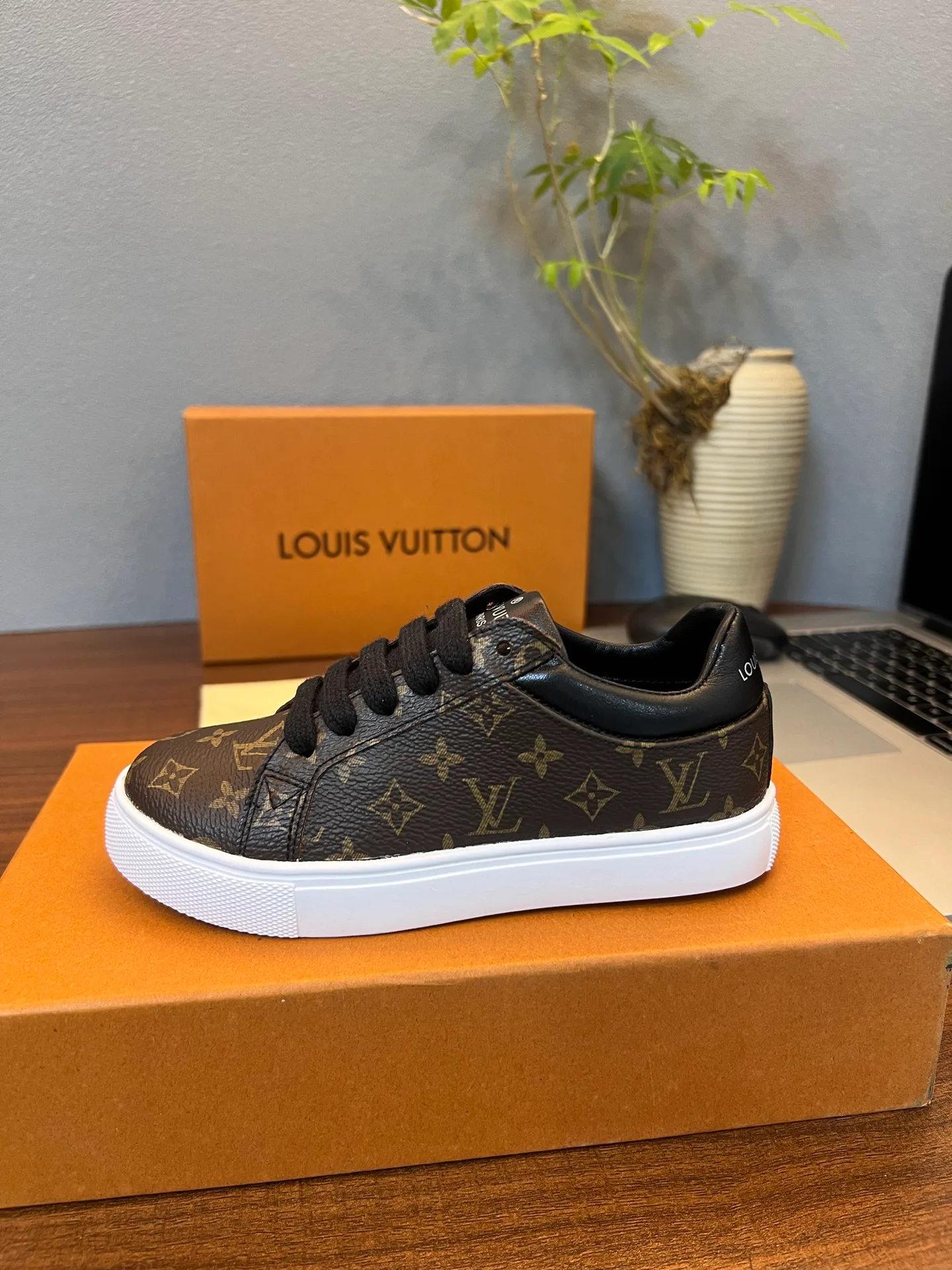 Кроссовки Женские Louis Vuitton 18077535