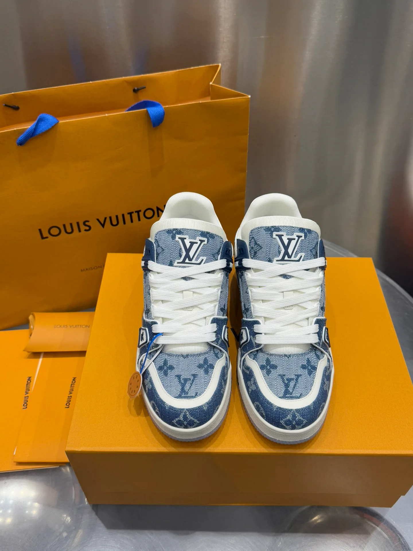 Кроссовки Женские Louis Vuitton 19073355