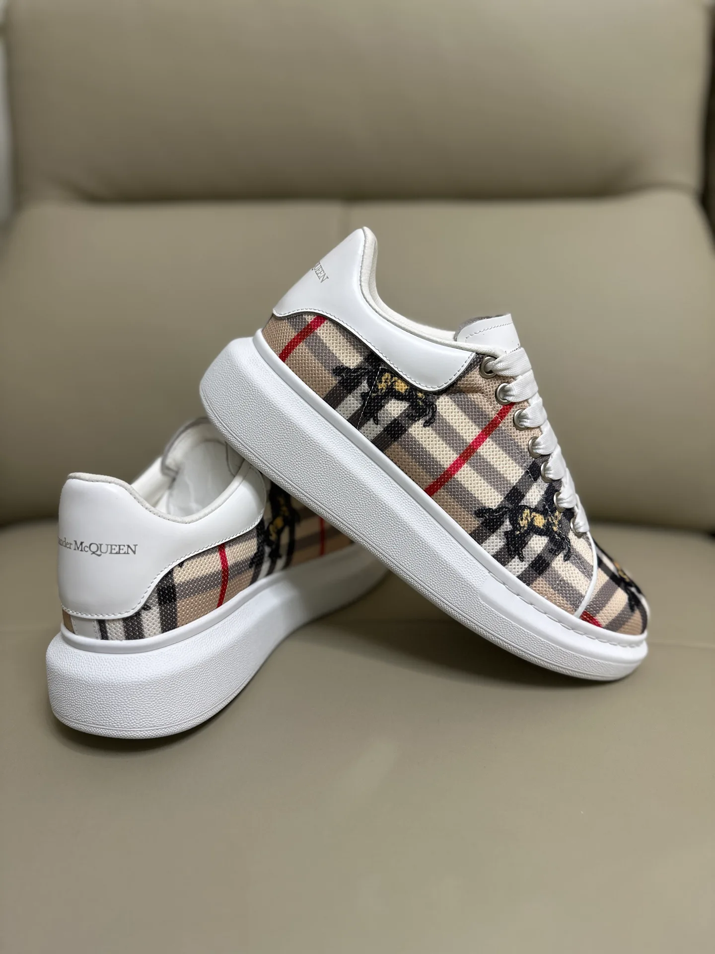 Кроссовки Женские Alexander Mcqueen 18616719