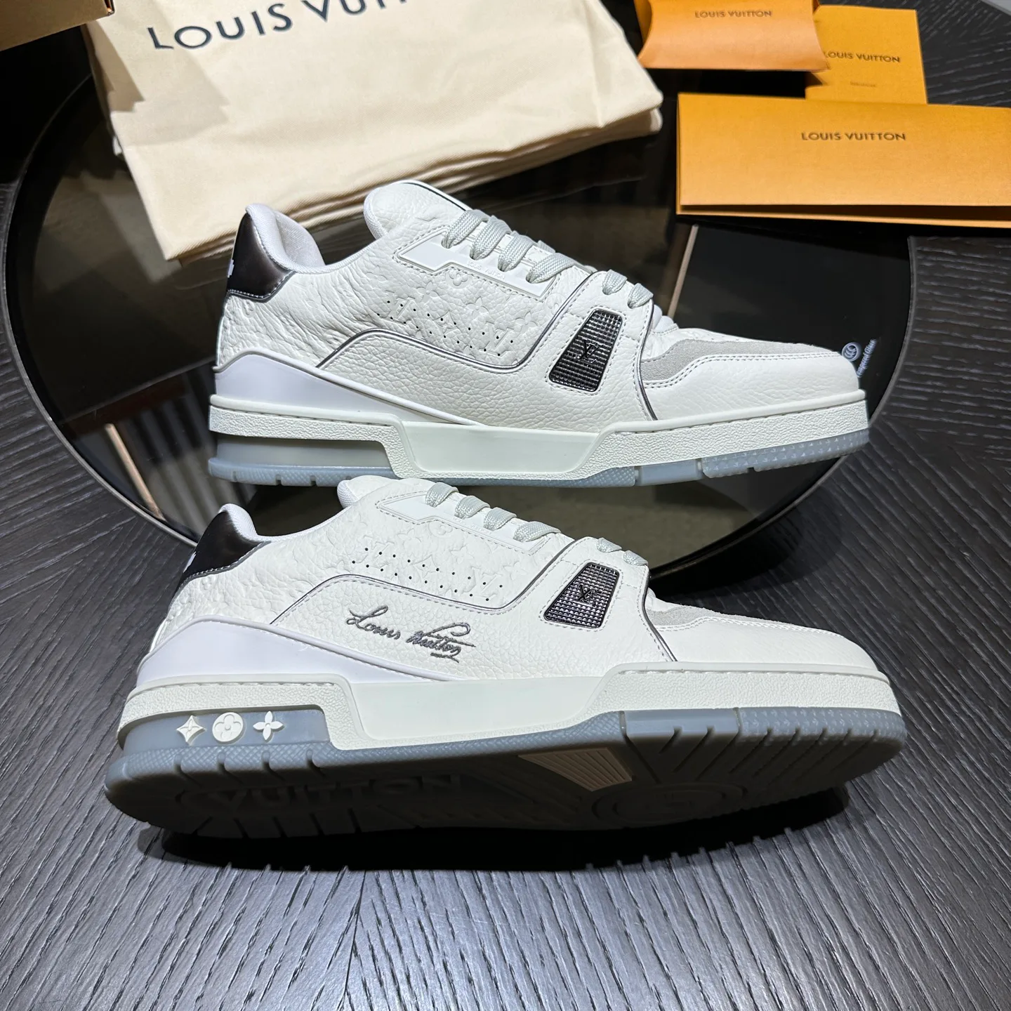 Кроссовки Женские Louis Vuitton 18693947
