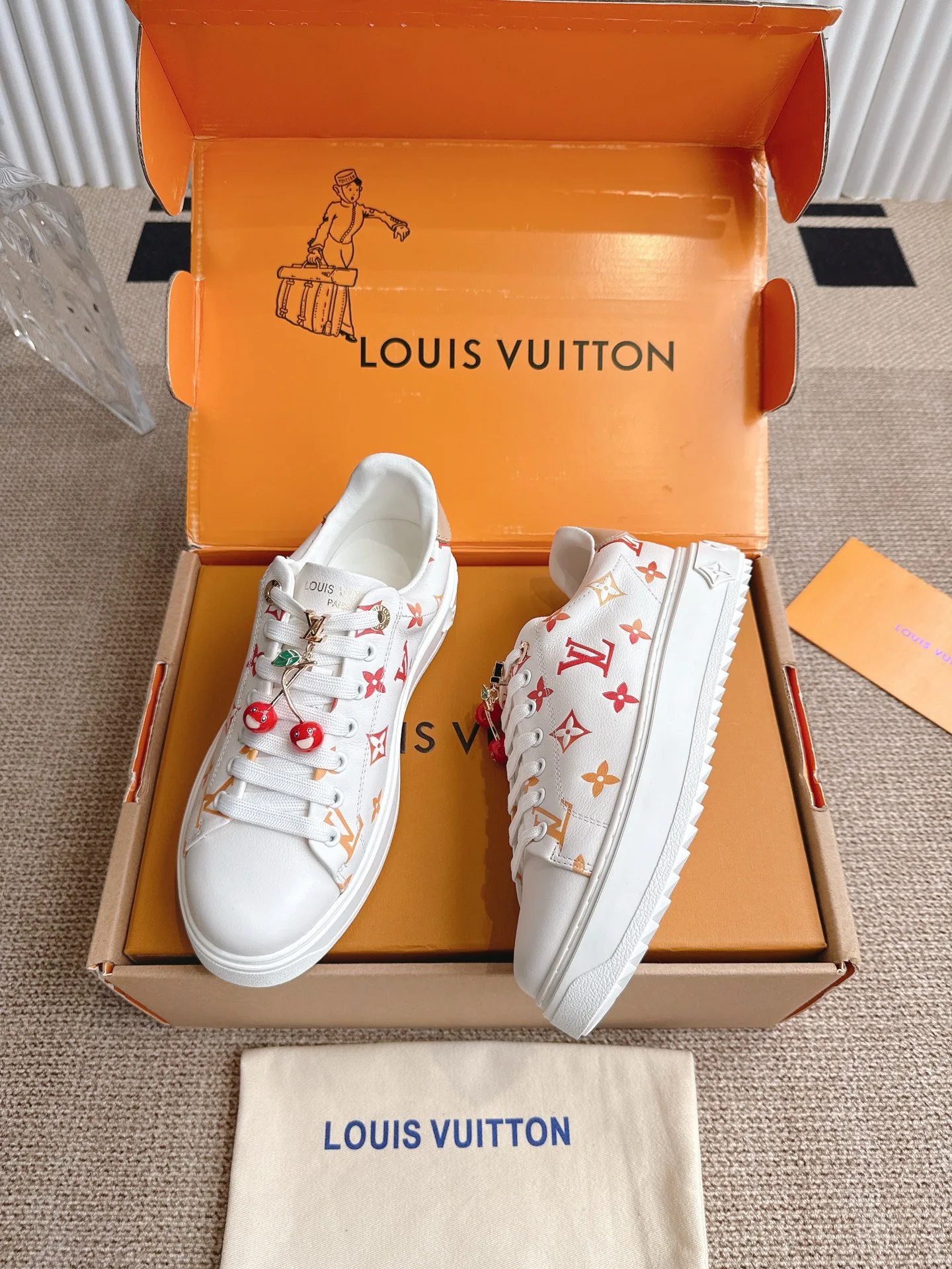 Кроссовки Женские Louis Vuitton 18857110