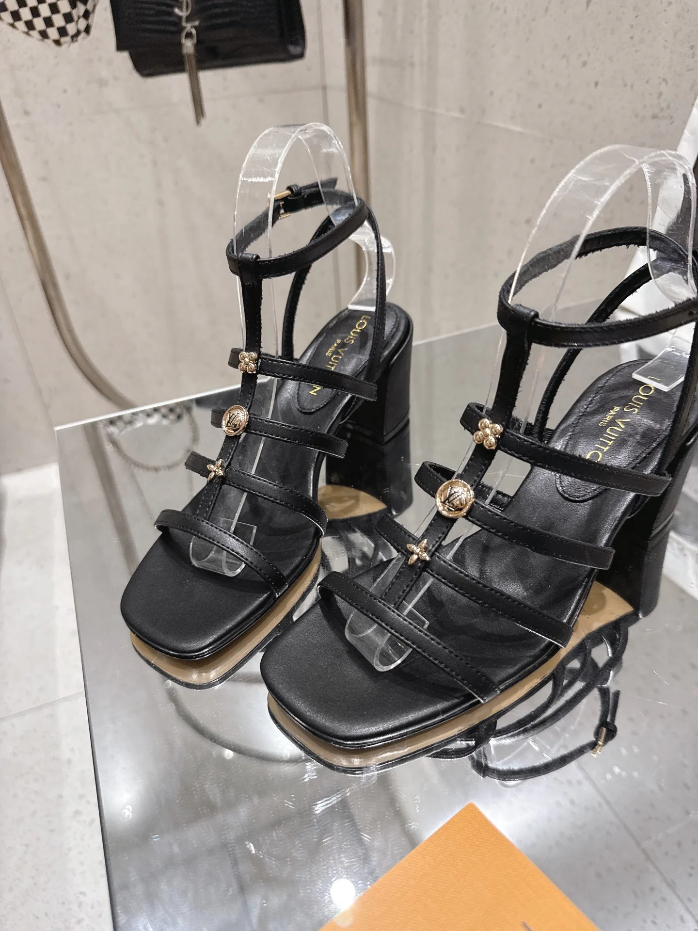Босоножки Женские Louis Vuitton 17524782