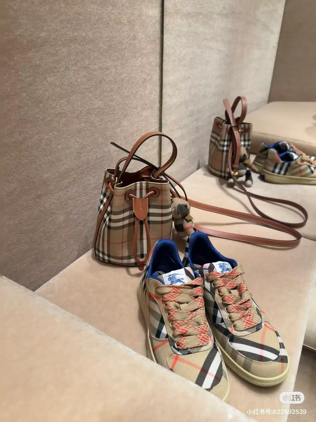 Классические Сумки Женские Burberry 11013023