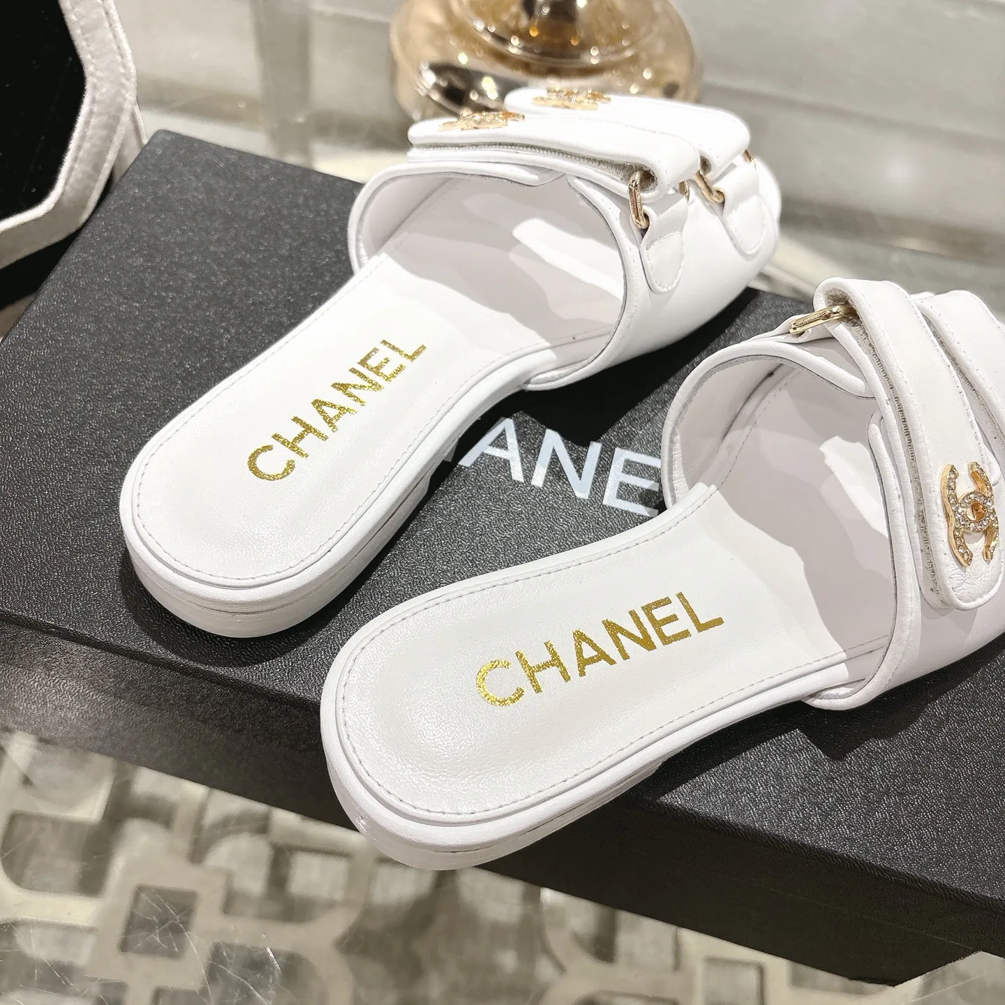 Шлепанцы Женские Chanel 10840546
