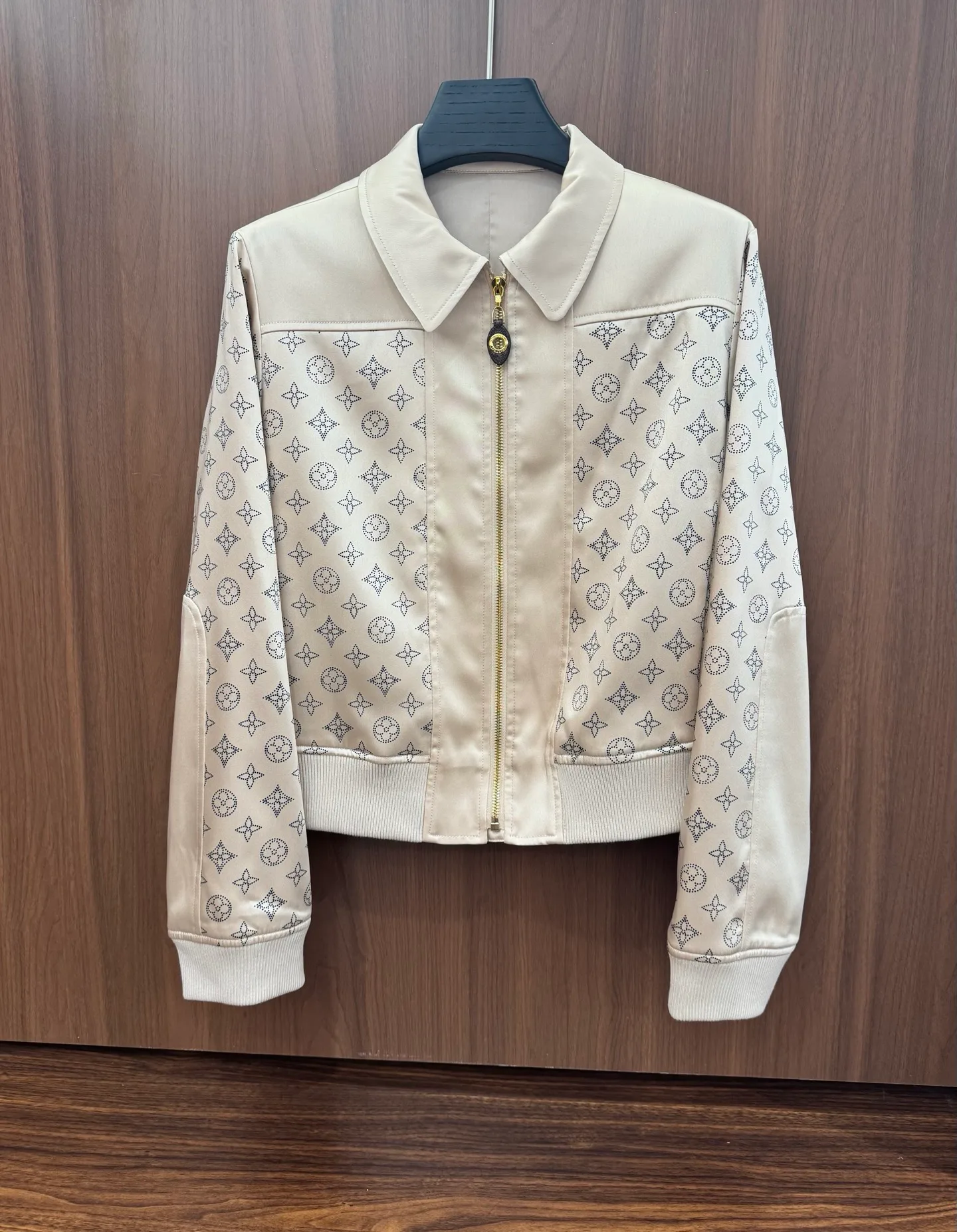 Куртки И Пуховики Женские Louis Vuitton 18478302