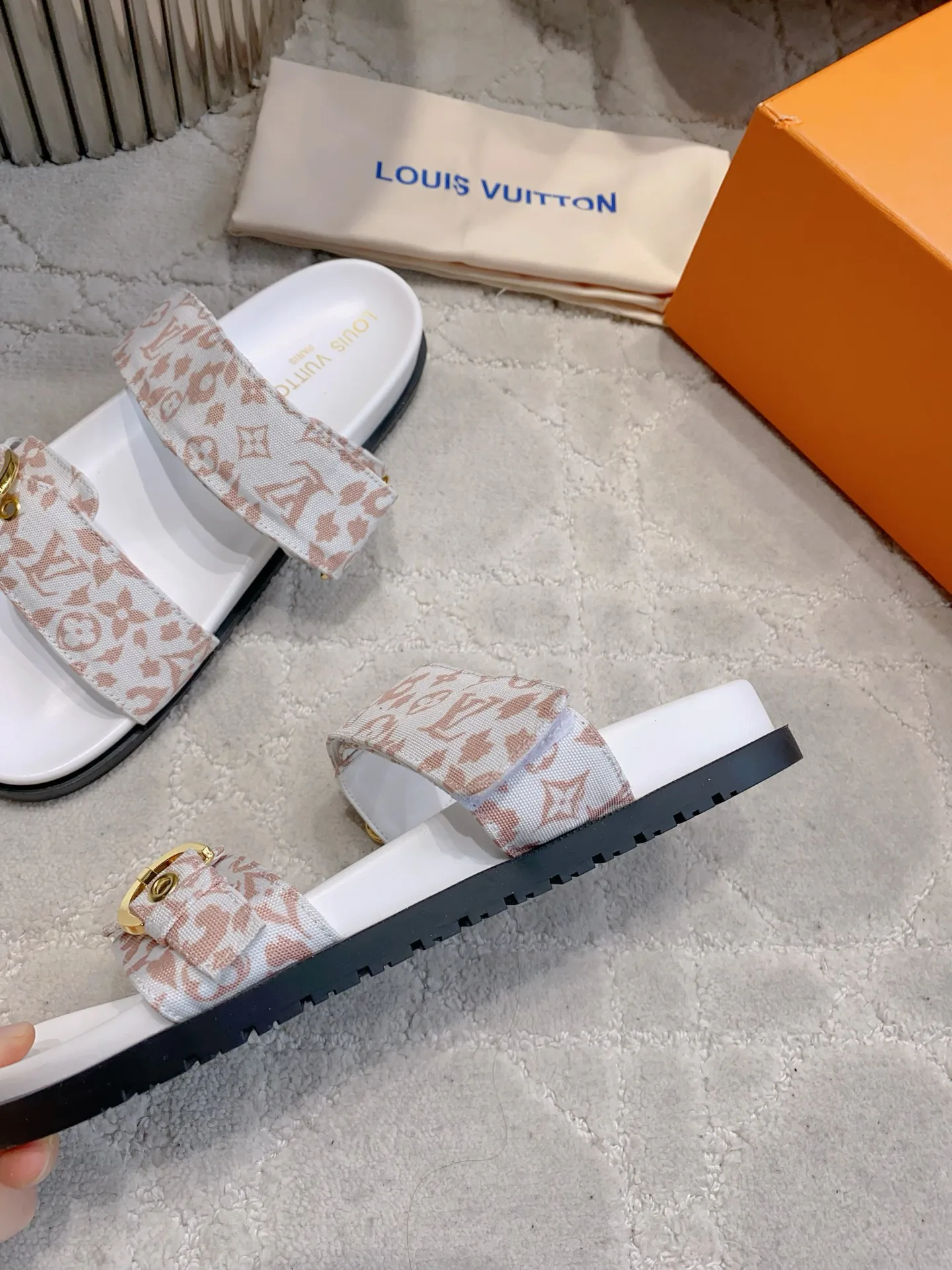 Шлепанцы Женские Louis Vuitton 11669394