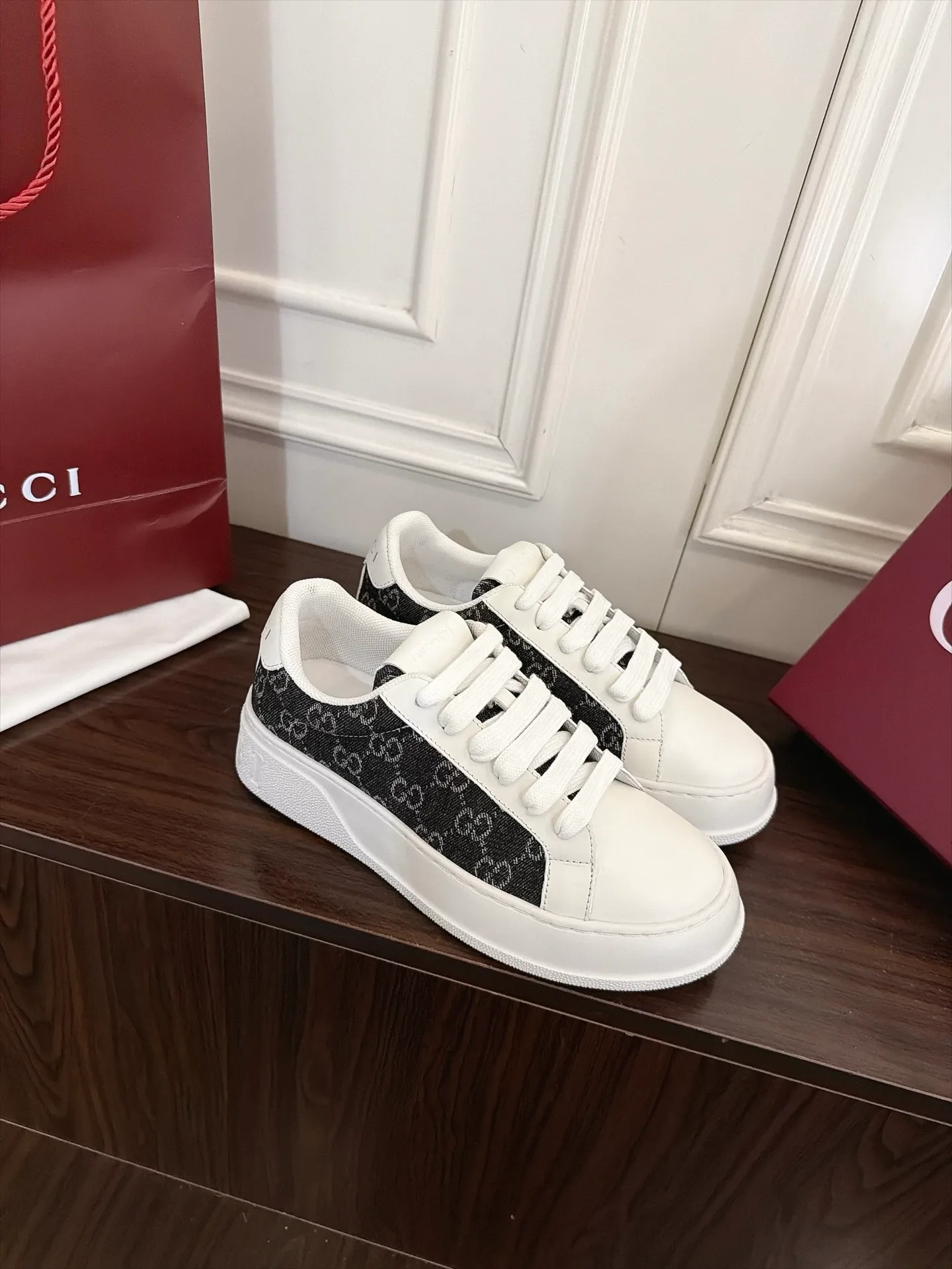 Кроссовки Женские Gucci 18889321