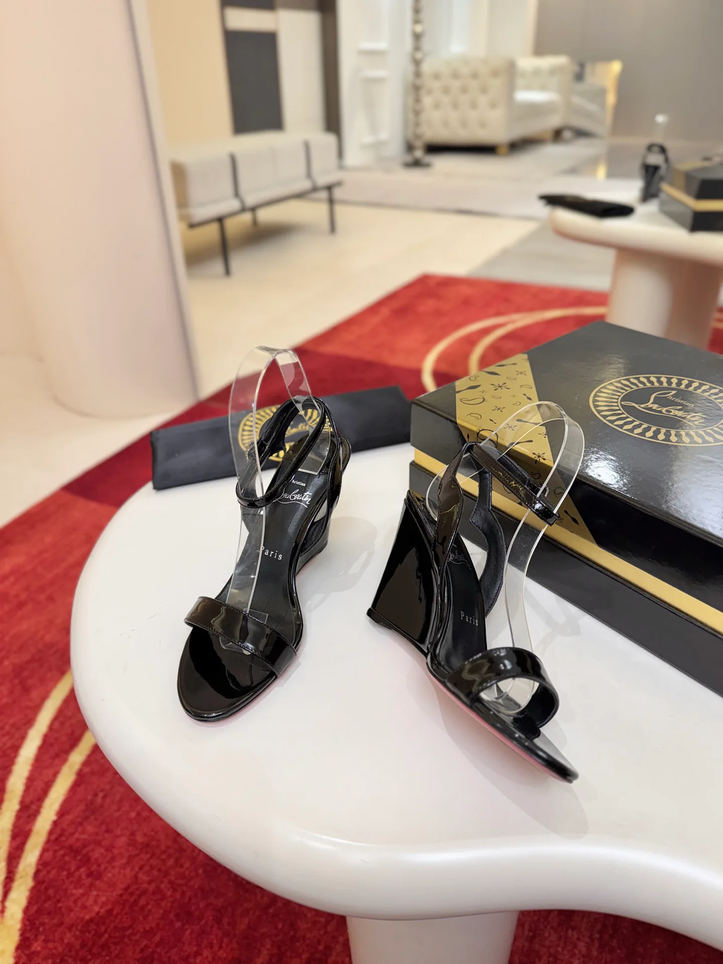 Босоножки Женские Christian Louboutin 18500926