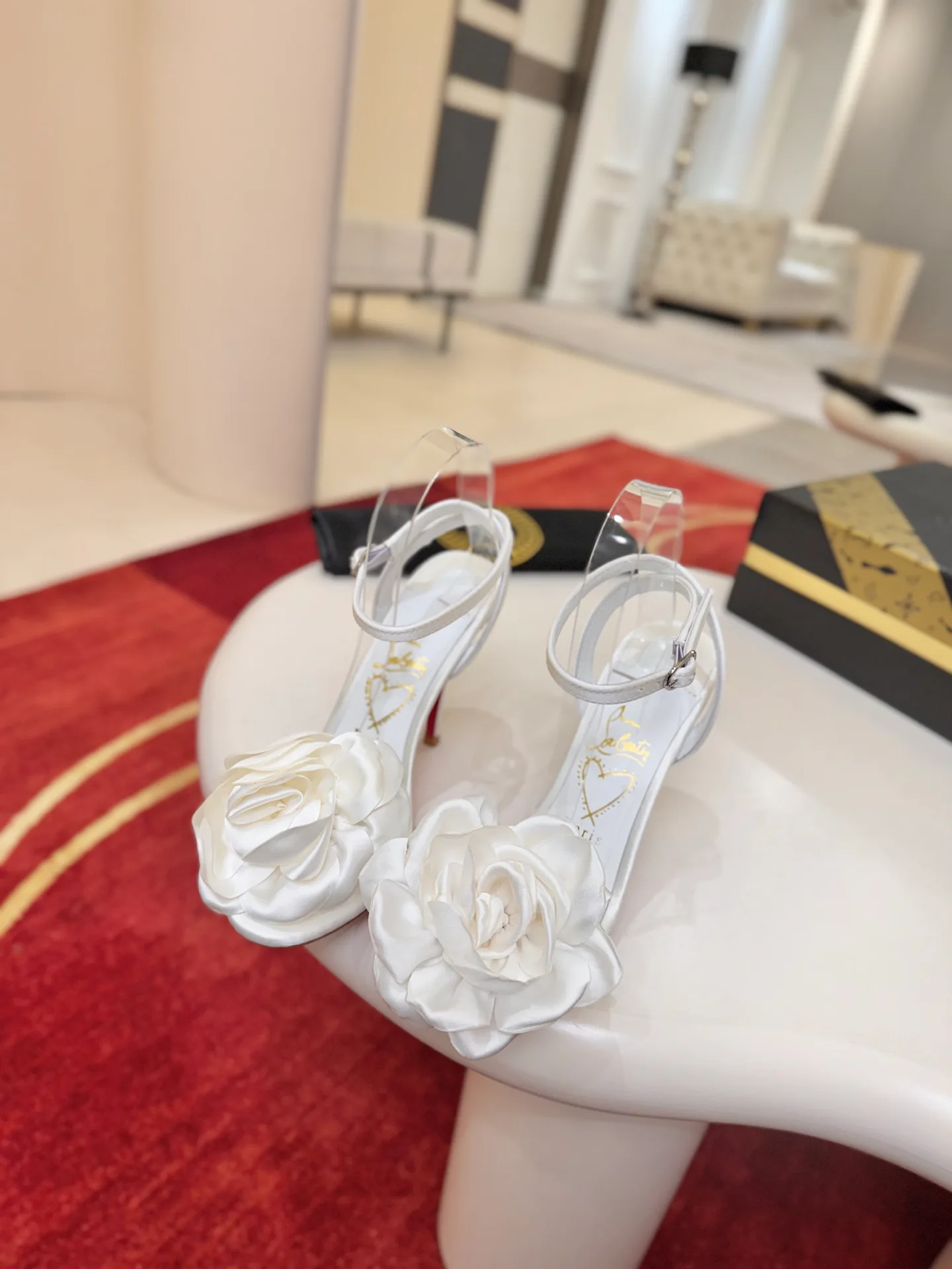 Босоножки Женские Christian Louboutin 18275832