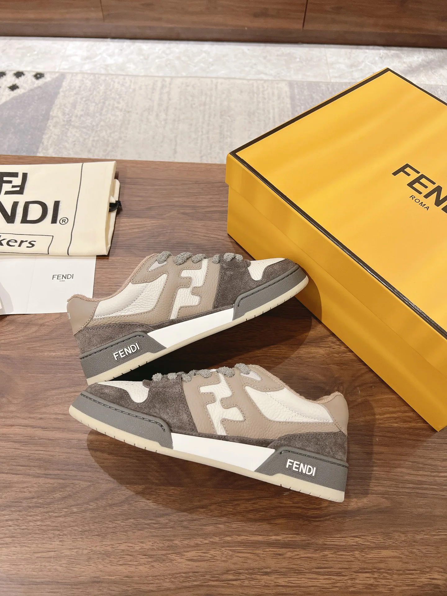 Кроссовки Женские Fendi 18219595
