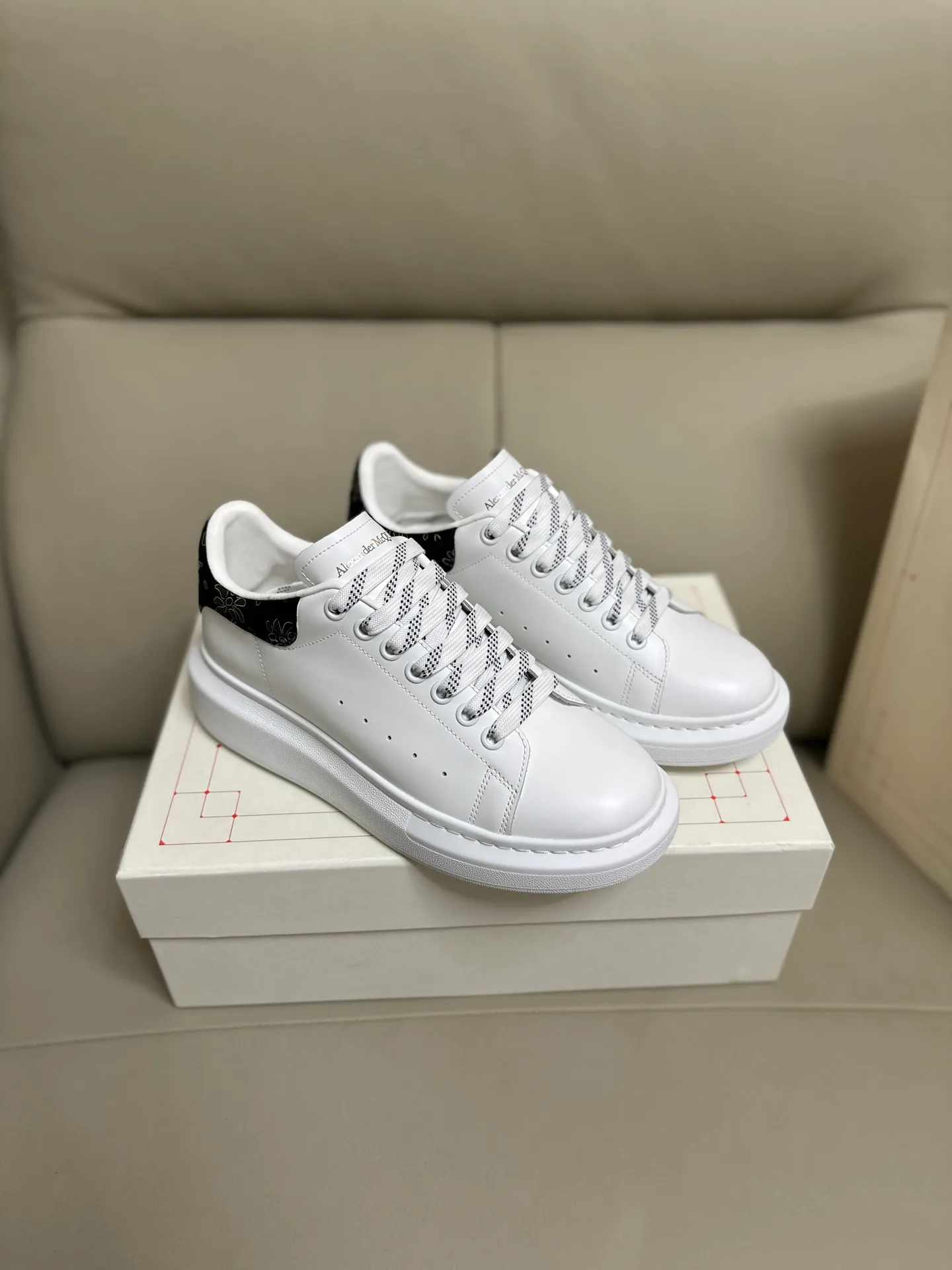Кроссовки Женские Alexander Mcqueen 18616713