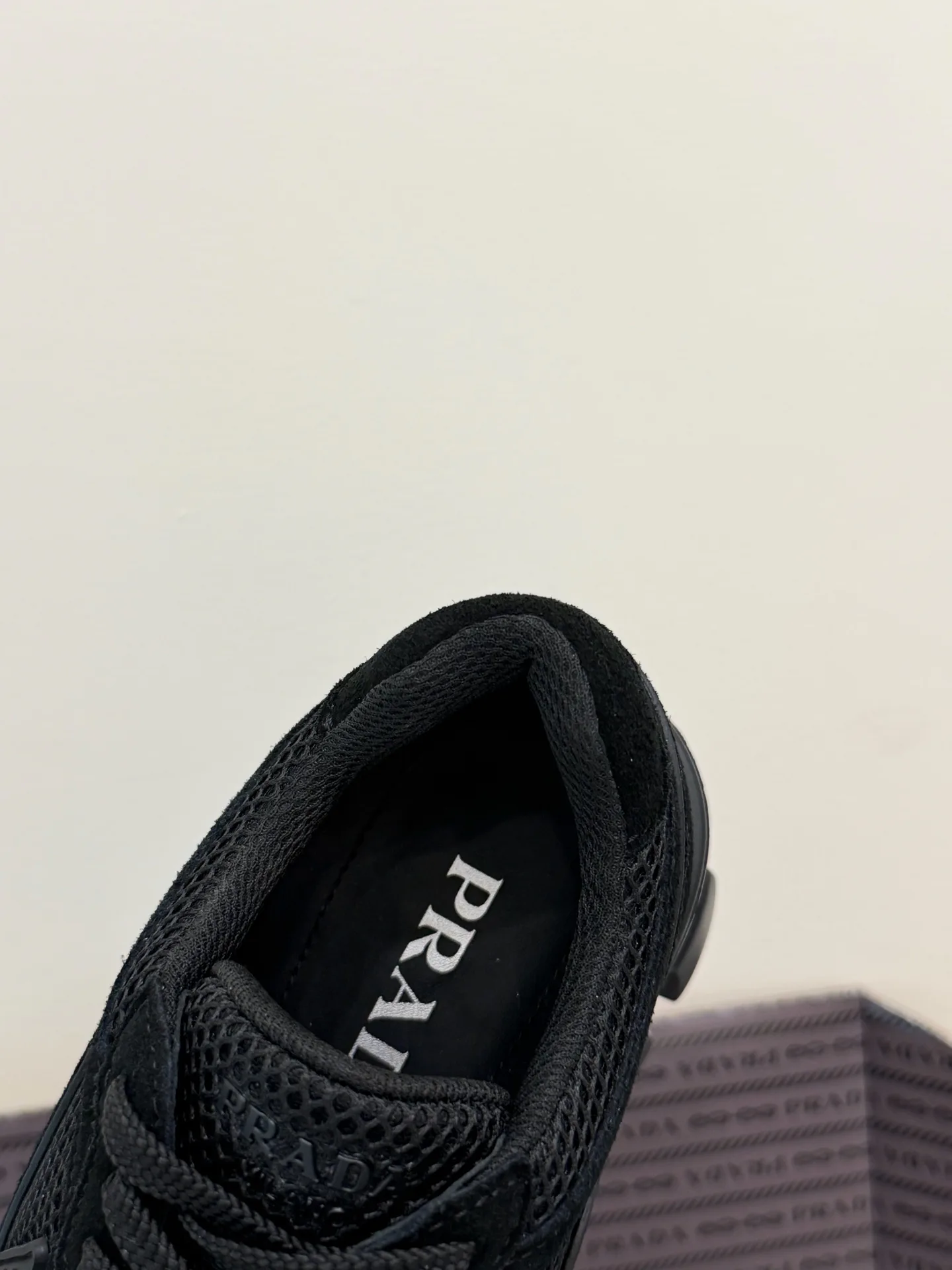 Кроссовки Женские Prada 18933605