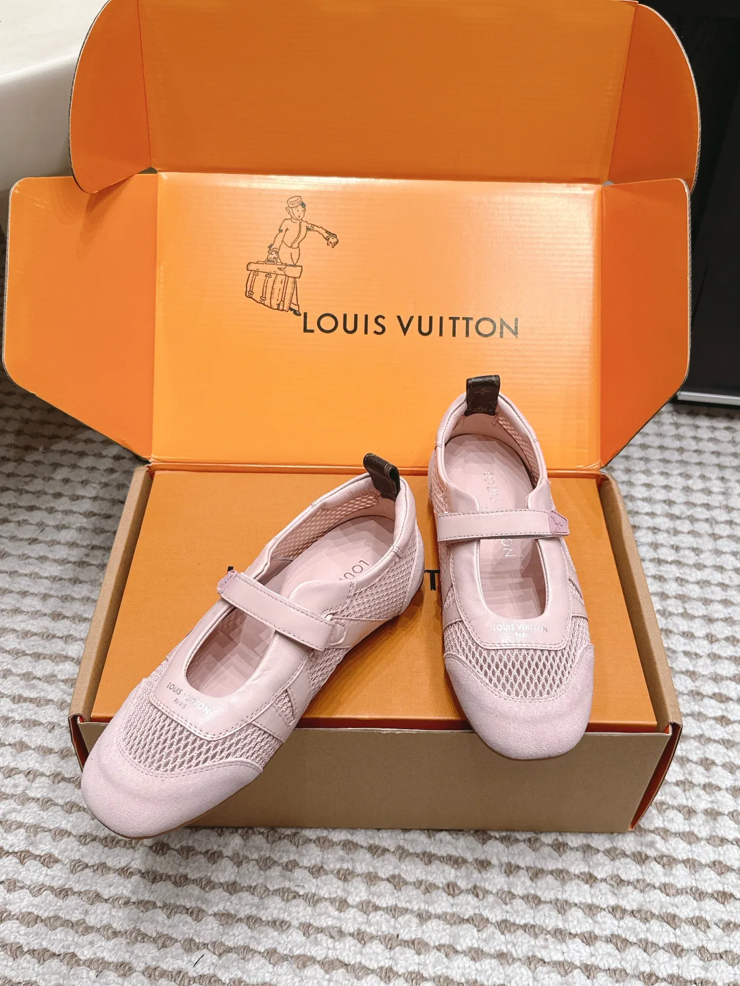 Кроссовки Женские Louis Vuitton 19043359