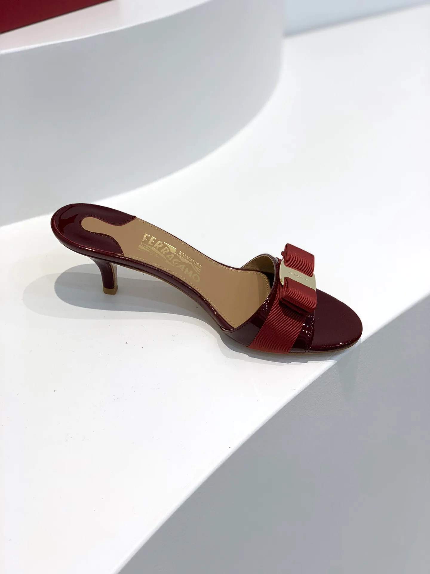 Босоножки Женские Salvatore Ferragamo 17642544