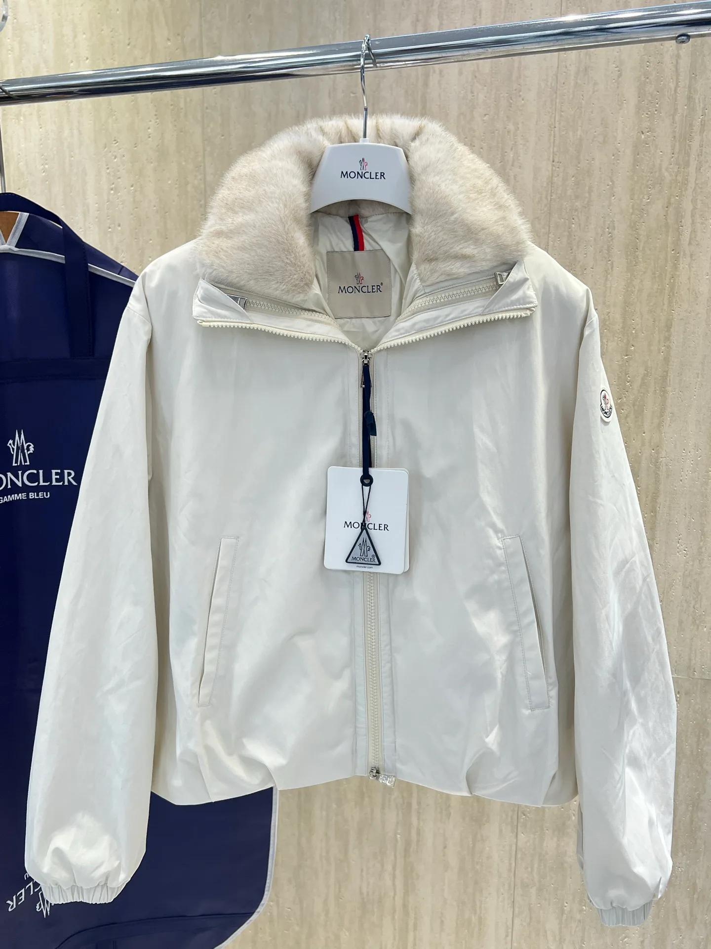 Куртки И Пуховики Женские Moncler 17959167