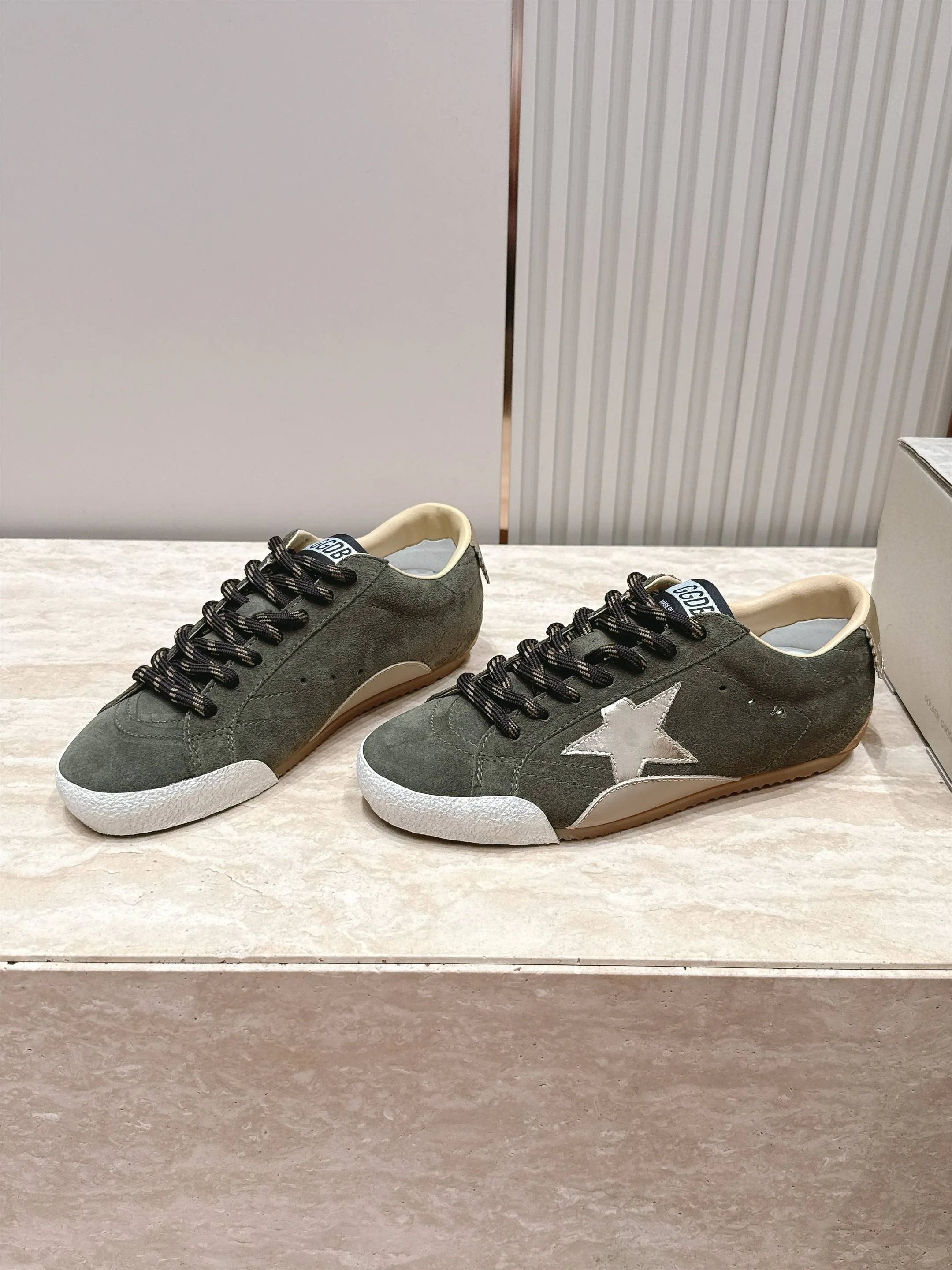 Кроссовки Женские Golden Goose 18420766