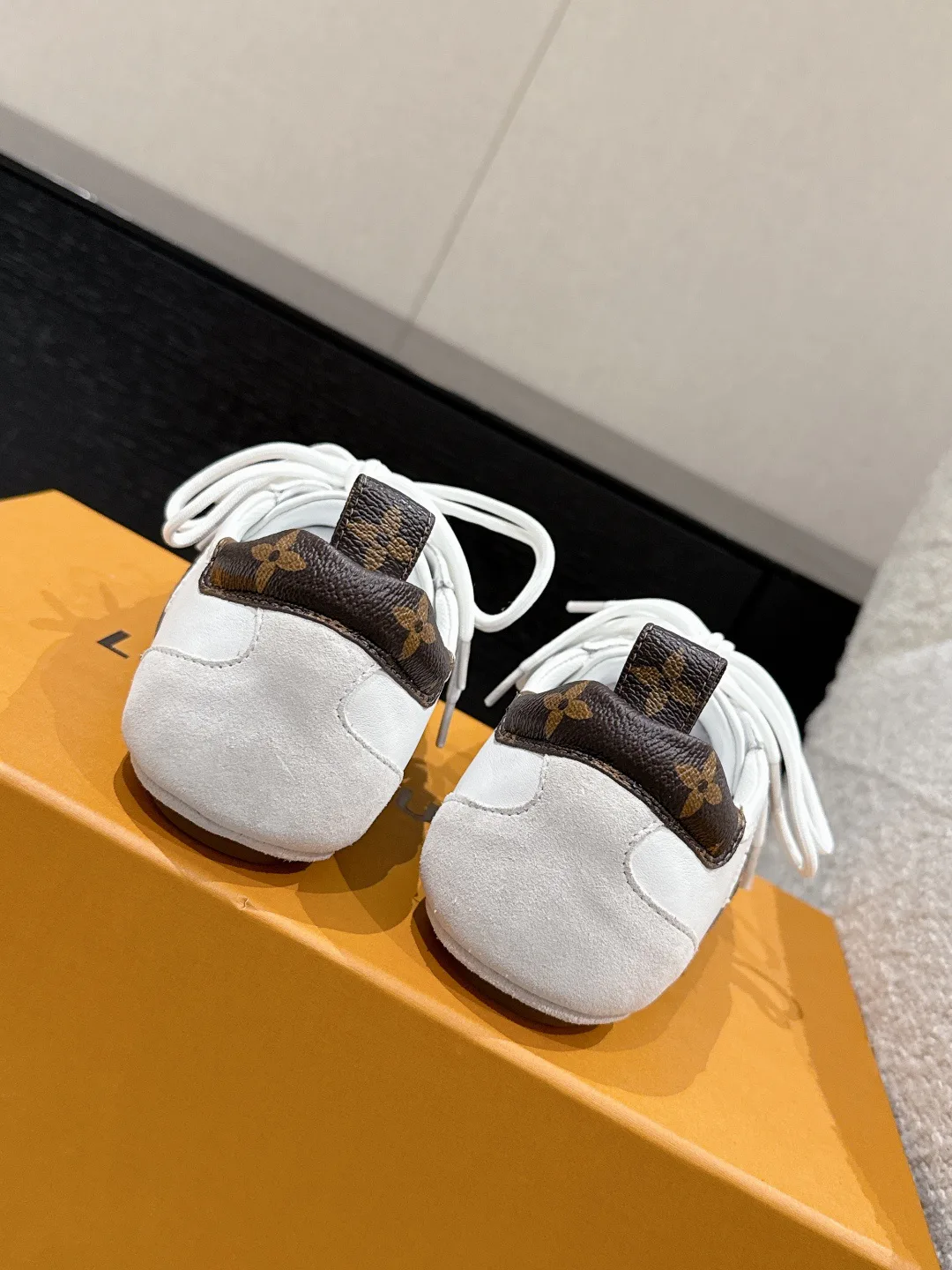 Кроссовки Женские Louis Vuitton 18409750