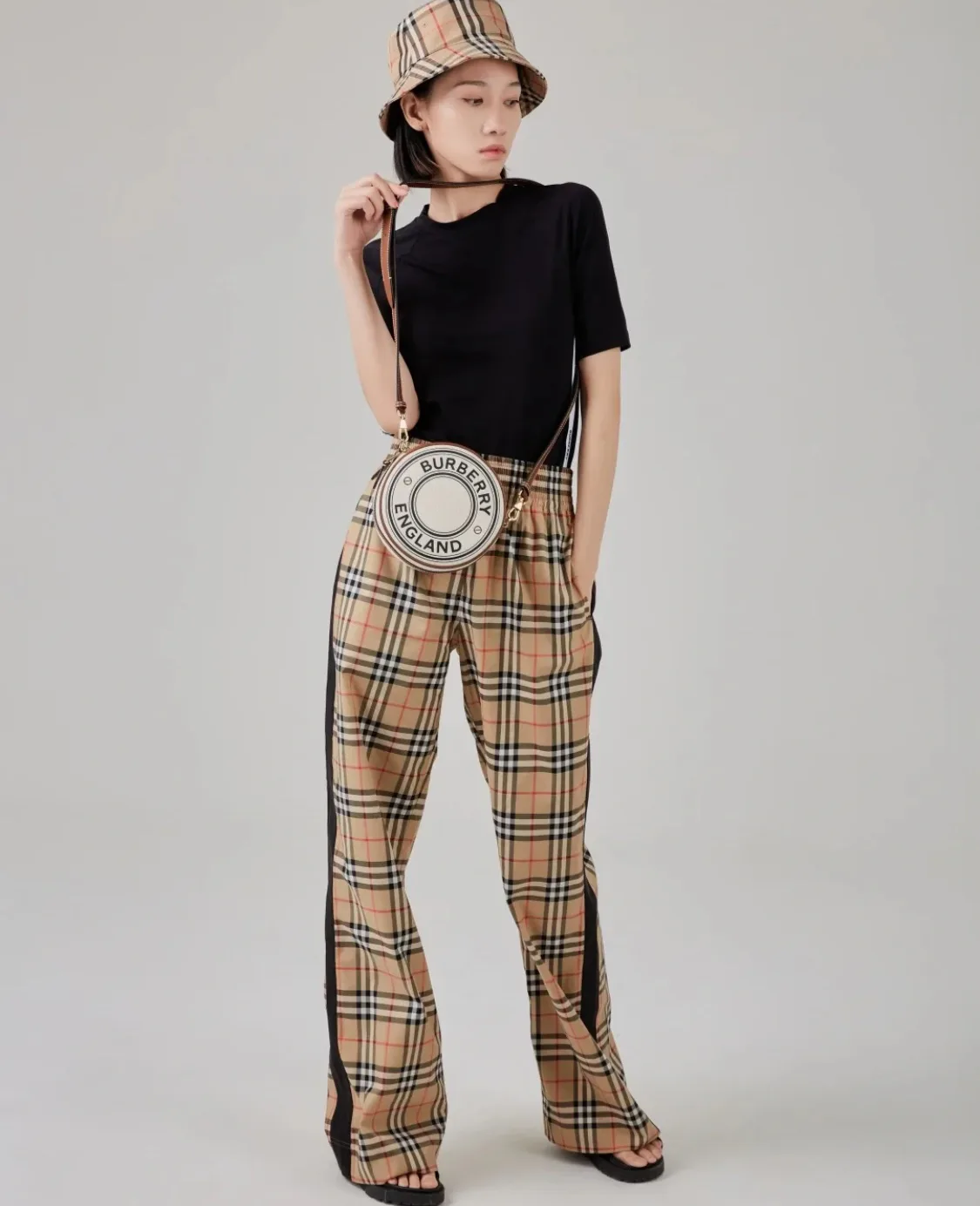 Брюки Женские Burberry 11358101