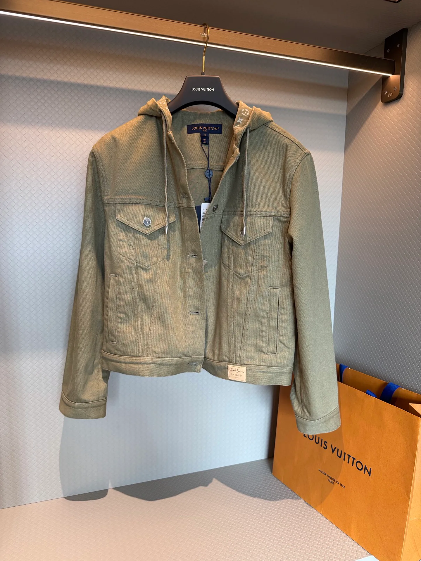 Куртки И Пуховики Женские Louis Vuitton 17094451