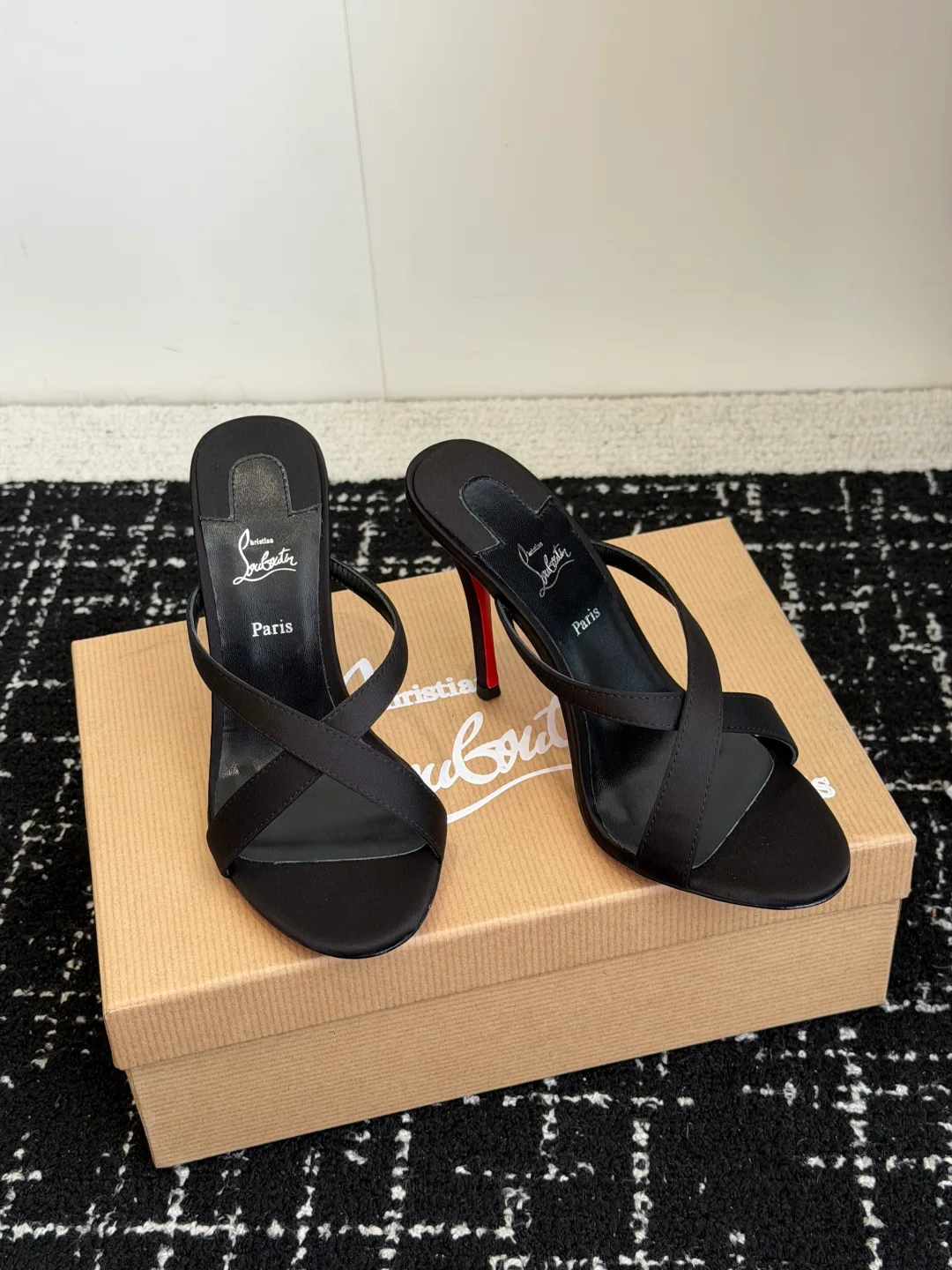 Босоножки Женские Christian Louboutin 17936544