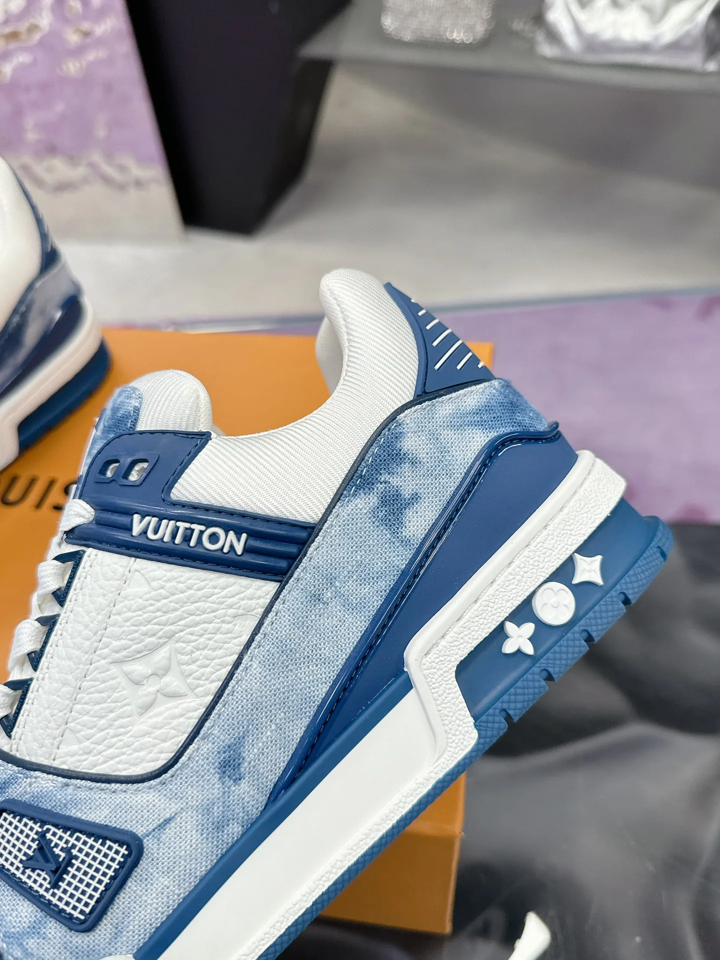 Кроссовки Женские Louis Vuitton 17530409